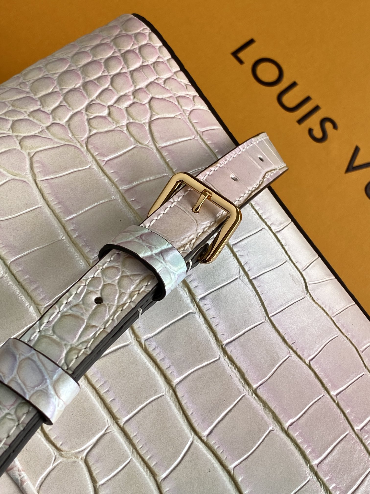 LV 高仿 女款 Capucines 彩虹漸層手提包 氣質斜背包| 9 LV 高仿 女款 Capucines 彩虹漸層手提包 氣質斜背包