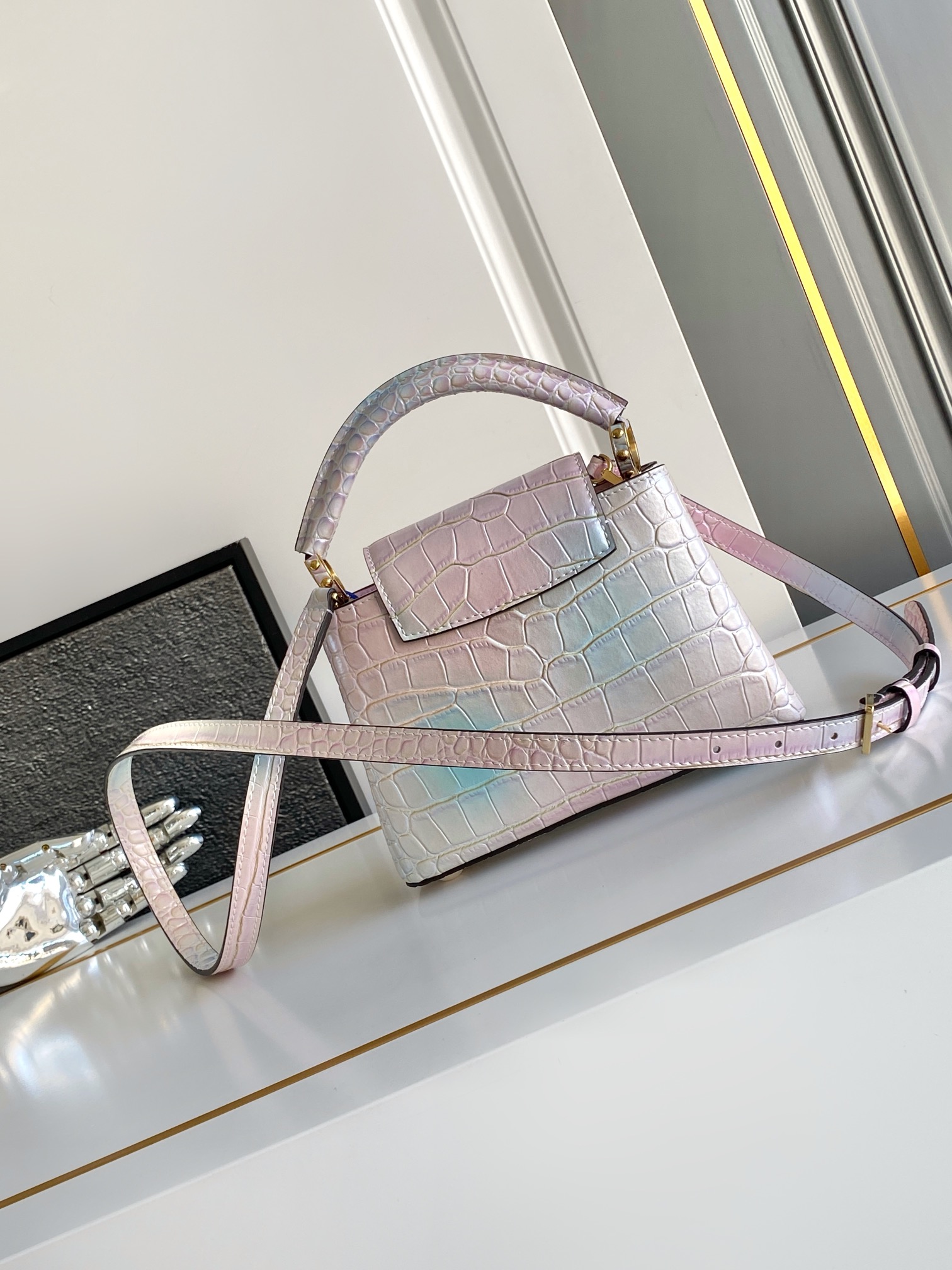 LV 一比一 女款 Capucines 彩虹迷你手提包 時尚斜背包| 13 LV 一比一 女款 Capucines 彩虹迷你手提包 時尚斜背包