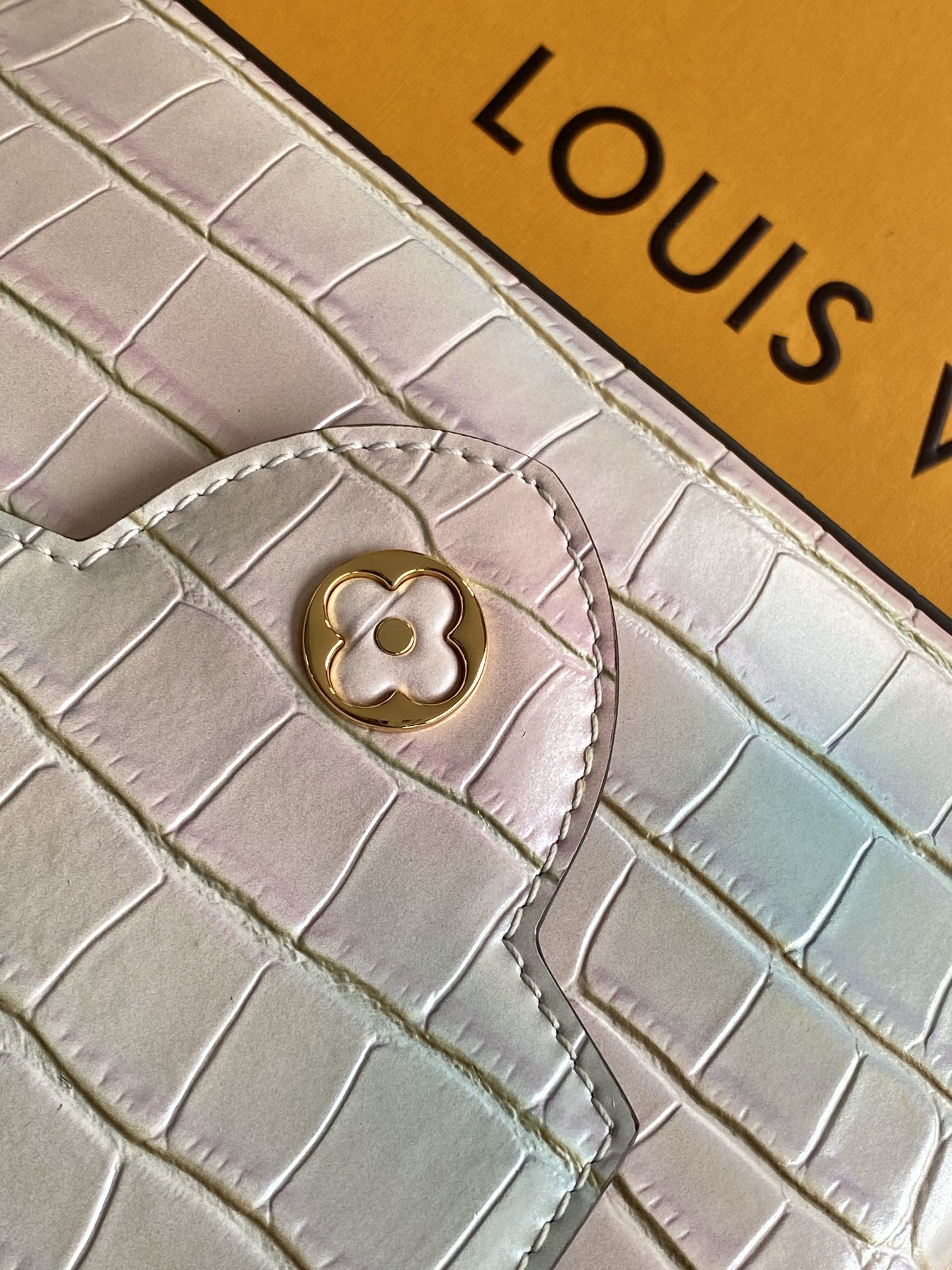 LV 一比一 女款 Capucines 彩虹迷你手提包 時尚斜背包| 9 LV 一比一 女款 Capucines 彩虹迷你手提包 時尚斜背包