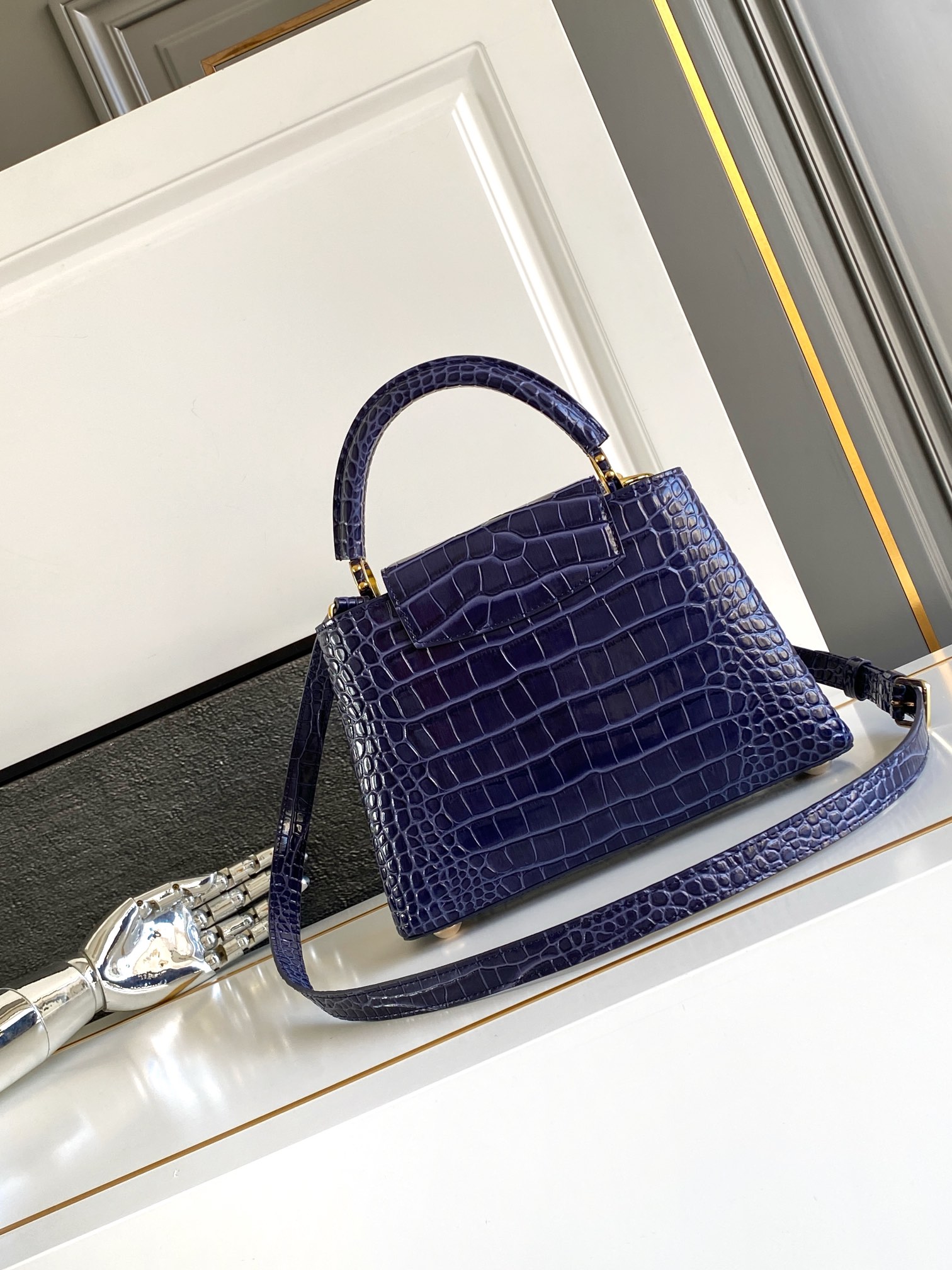 LV 原單 女款 Capucines 深藍鱷魚紋手提包 高級斜背包| 13 LV 原單 女款 Capucines 深藍鱷魚紋手提包 高級斜背包