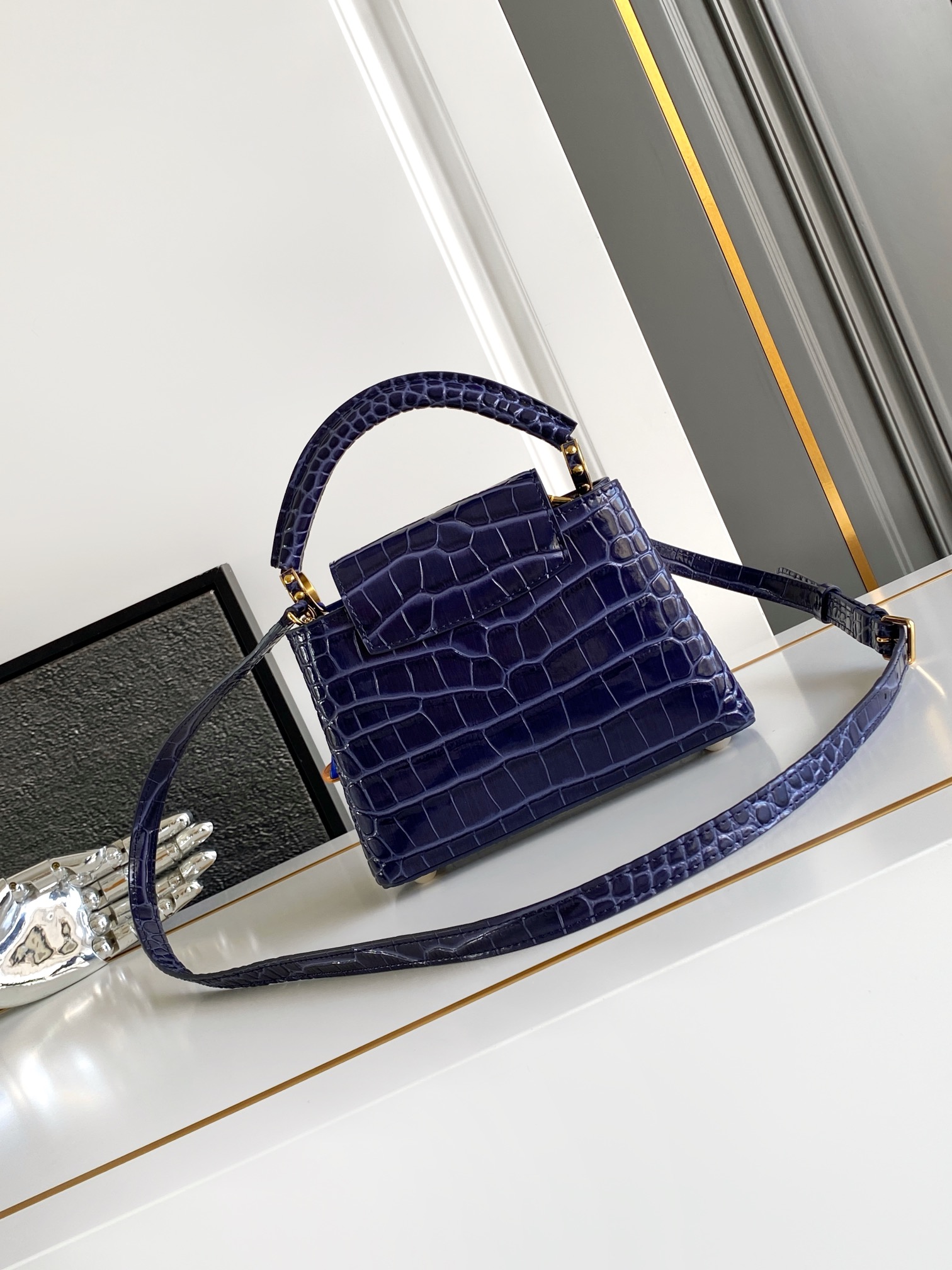 LV 高仿 女款 Capucines 深蓝色迷你手提包 小巧斜背包| 13 LV 高仿 女款 Capucines 深蓝色迷你手提包 小巧斜背包