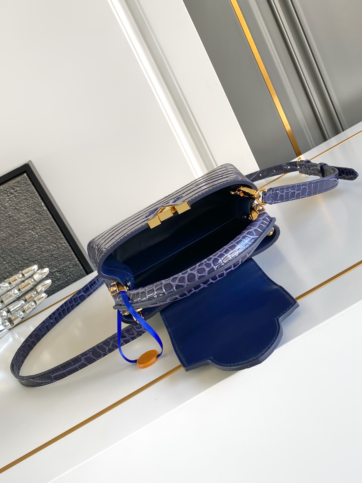 LV 高仿 女款 Capucines 深蓝色迷你手提包 小巧斜背包| 8 LV 高仿 女款 Capucines 深蓝色迷你手提包 小巧斜背包