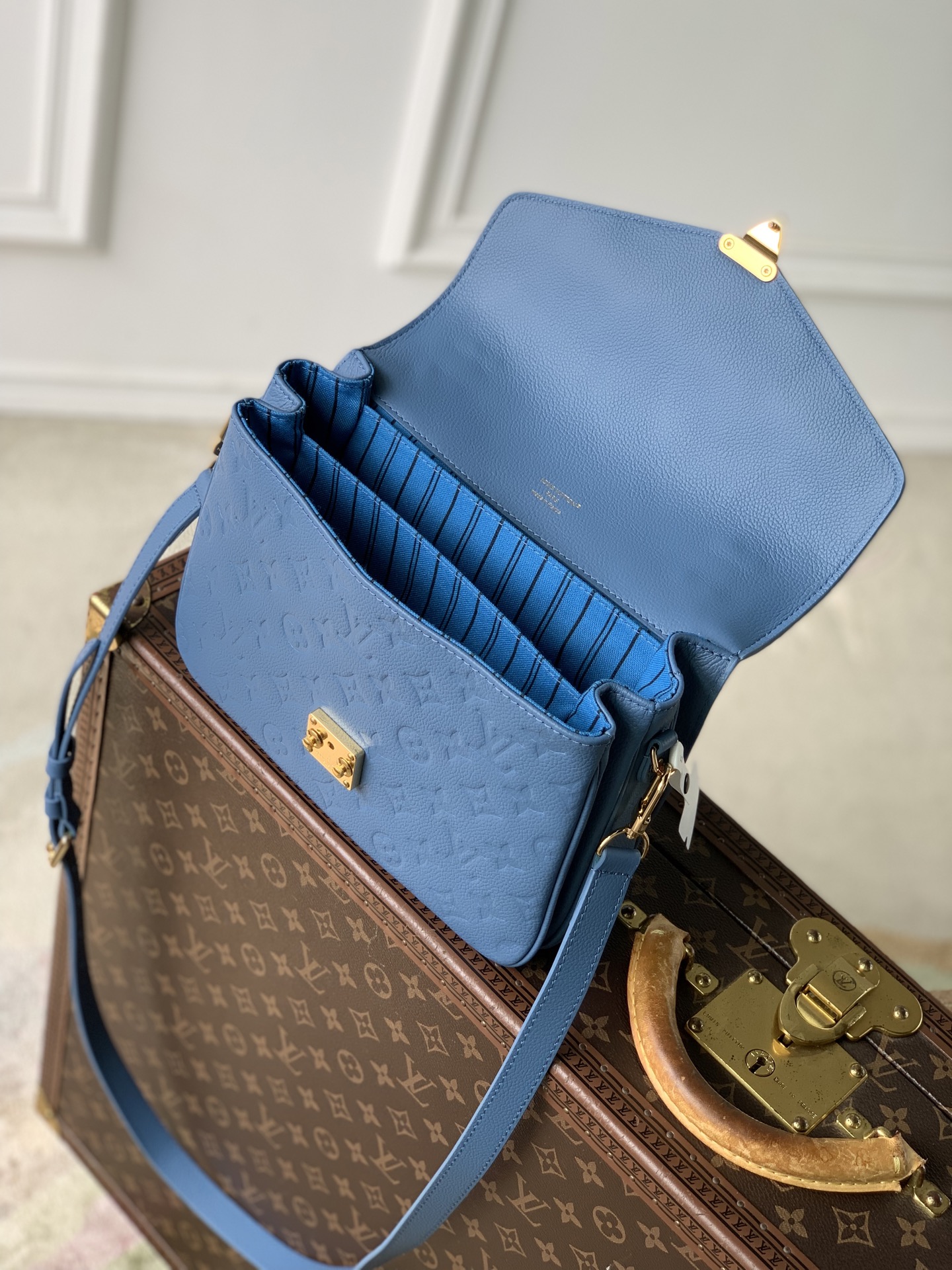 LV一比一藍色壓紋郵差包 Monogram皮革斜背包高端質感款| 15 LV一比一藍色壓紋郵差包 Monogram皮革斜背包高端質感款