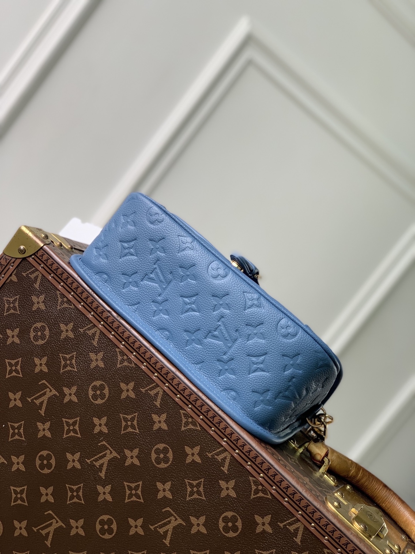 LV A貨藍色壓紋斜背包 寬肩帶設計休閒百搭時尚款| 13 LV A貨藍色壓紋斜背包 寬肩帶設計休閒百搭時尚款