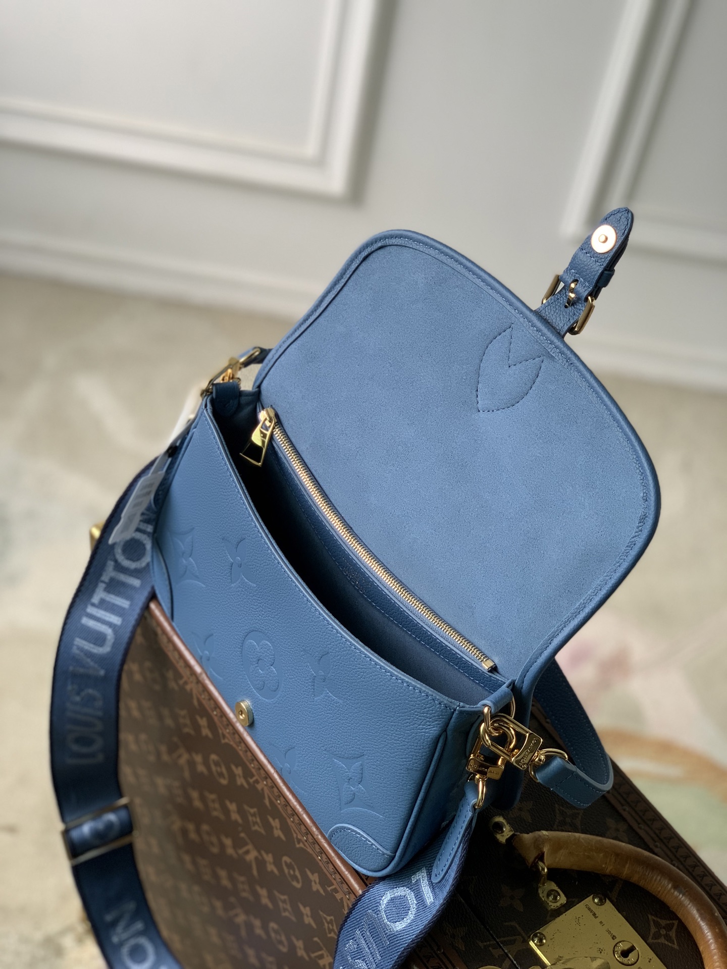LV A貨藍色壓紋斜背包 寬肩帶設計休閒百搭時尚款| 7 LV A貨藍色壓紋斜背包 寬肩帶設計休閒百搭時尚款