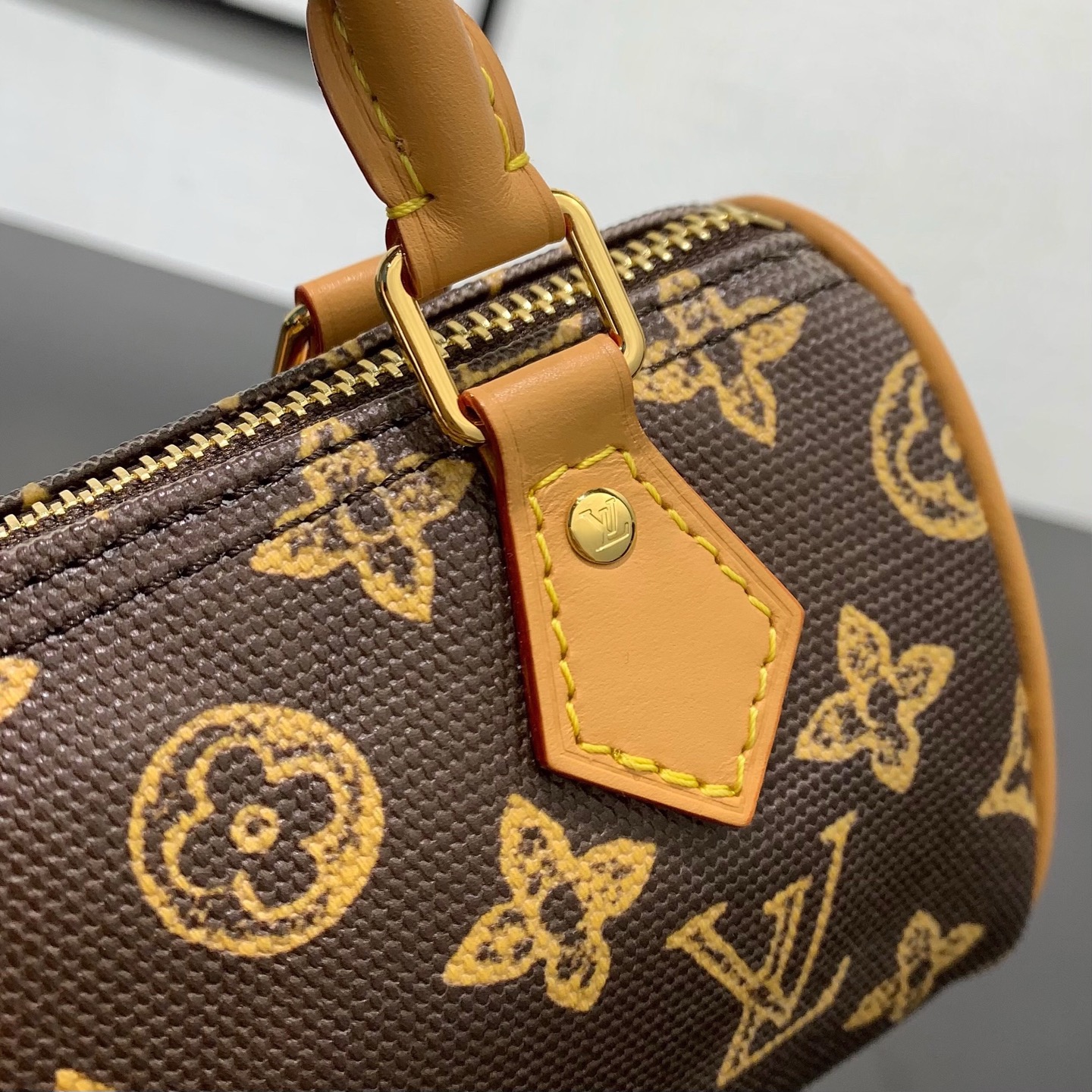 LV 高仿 女款 Nano Speedy 迷你手提斜背包 經典老花 百搭復古風| 17 LV 高仿 女款 Nano Speedy 迷你手提斜背包 經典老花 百搭復古風