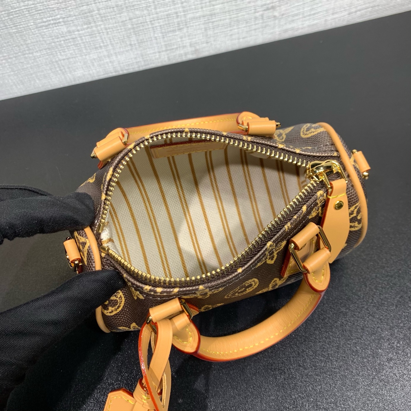 LV 高仿 女款 Nano Speedy 迷你手提斜背包 經典老花 百搭復古風| 11 LV 高仿 女款 Nano Speedy 迷你手提斜背包 經典老花 百搭復古風