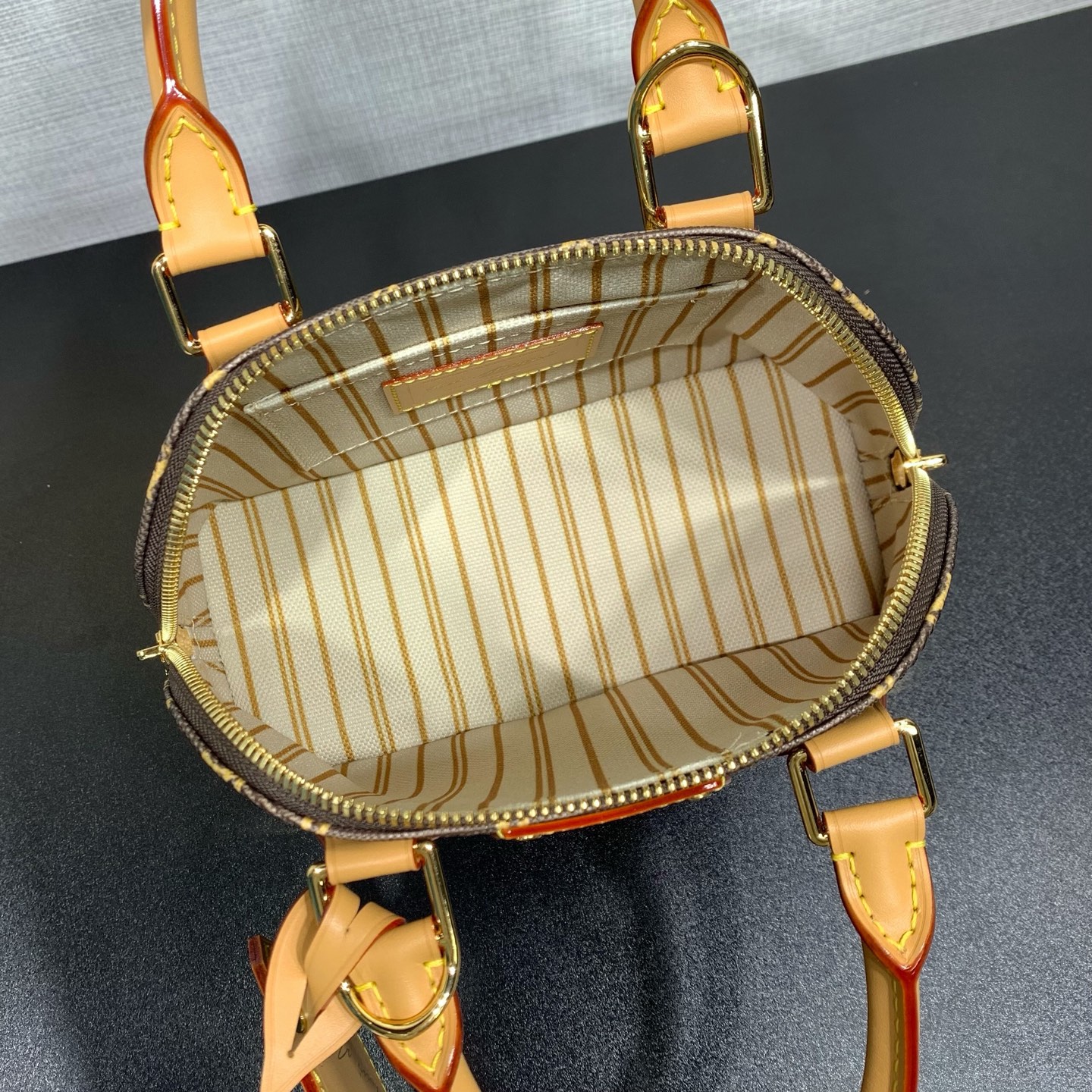 LV A貨 女款 Alma BB 手提包 經典老花 金鏈設計 優雅氣質款| 11 LV A貨 女款 Alma BB 手提包 經典老花 金鏈設計 優雅氣質款