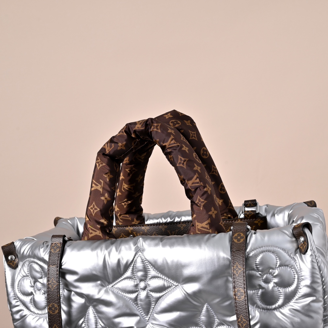 LV 高仿 女款 Pillow 托特包 銀色金屬光澤 大容量設計 時尚通勤款| 12 LV 高仿 女款 Pillow 托特包 銀色金屬光澤 大容量設計 時尚通勤款