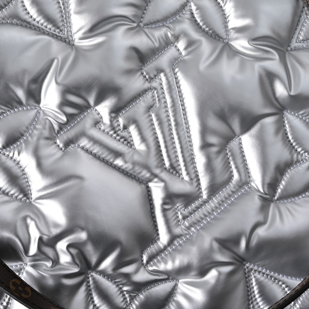 LV 高仿 女款 Pillow 托特包 銀色金屬光澤 大容量設計 時尚通勤款| 11 LV 高仿 女款 Pillow 托特包 銀色金屬光澤 大容量設計 時尚通勤款