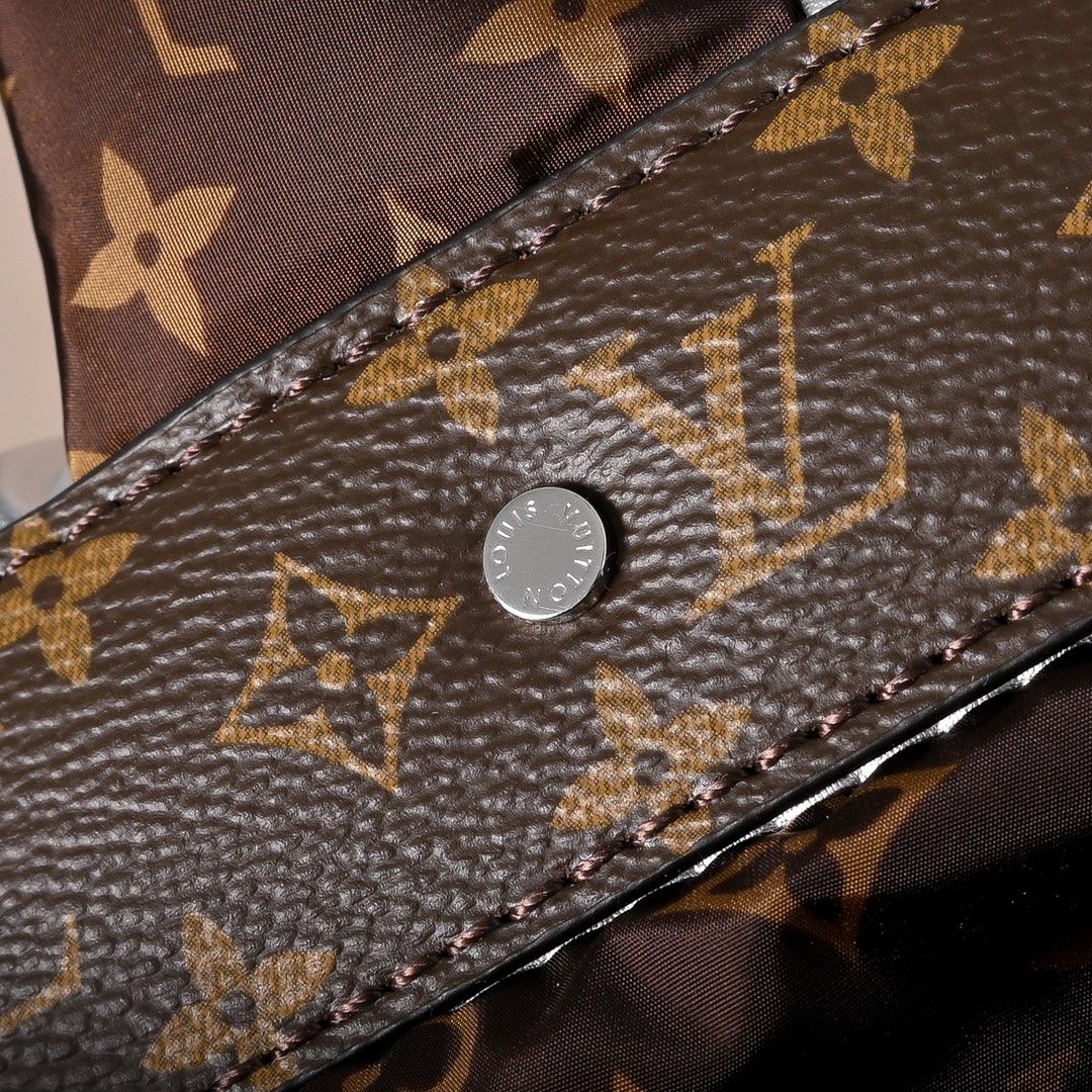 LV 高仿 女款 Pillow 托特包 銀色金屬光澤 大容量設計 時尚通勤款| 10 LV 高仿 女款 Pillow 托特包 銀色金屬光澤 大容量設計 時尚通勤款