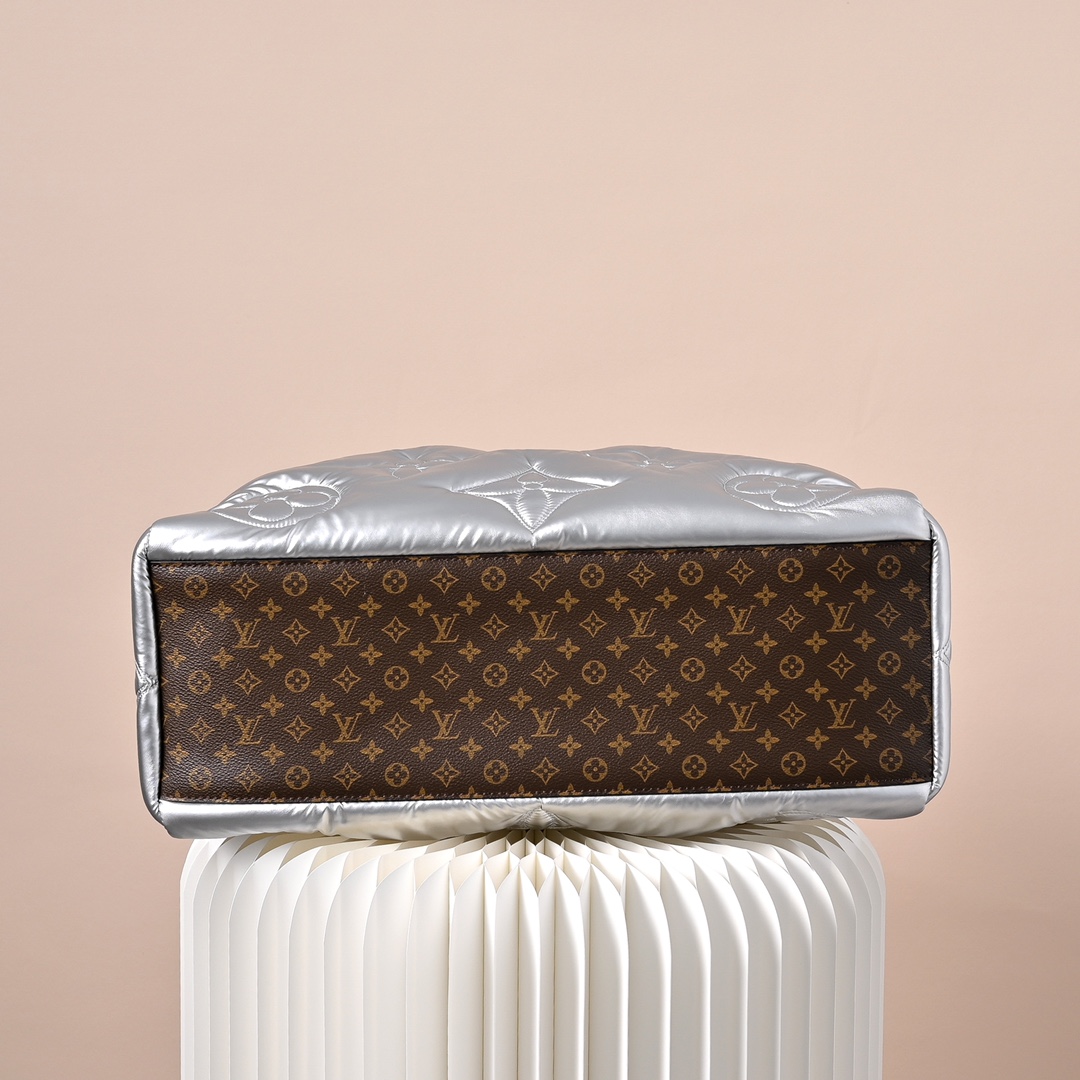 LV 高仿 女款 Pillow 托特包 銀色金屬光澤 大容量設計 時尚通勤款| 7 LV 高仿 女款 Pillow 托特包 銀色金屬光澤 大容量設計 時尚通勤款