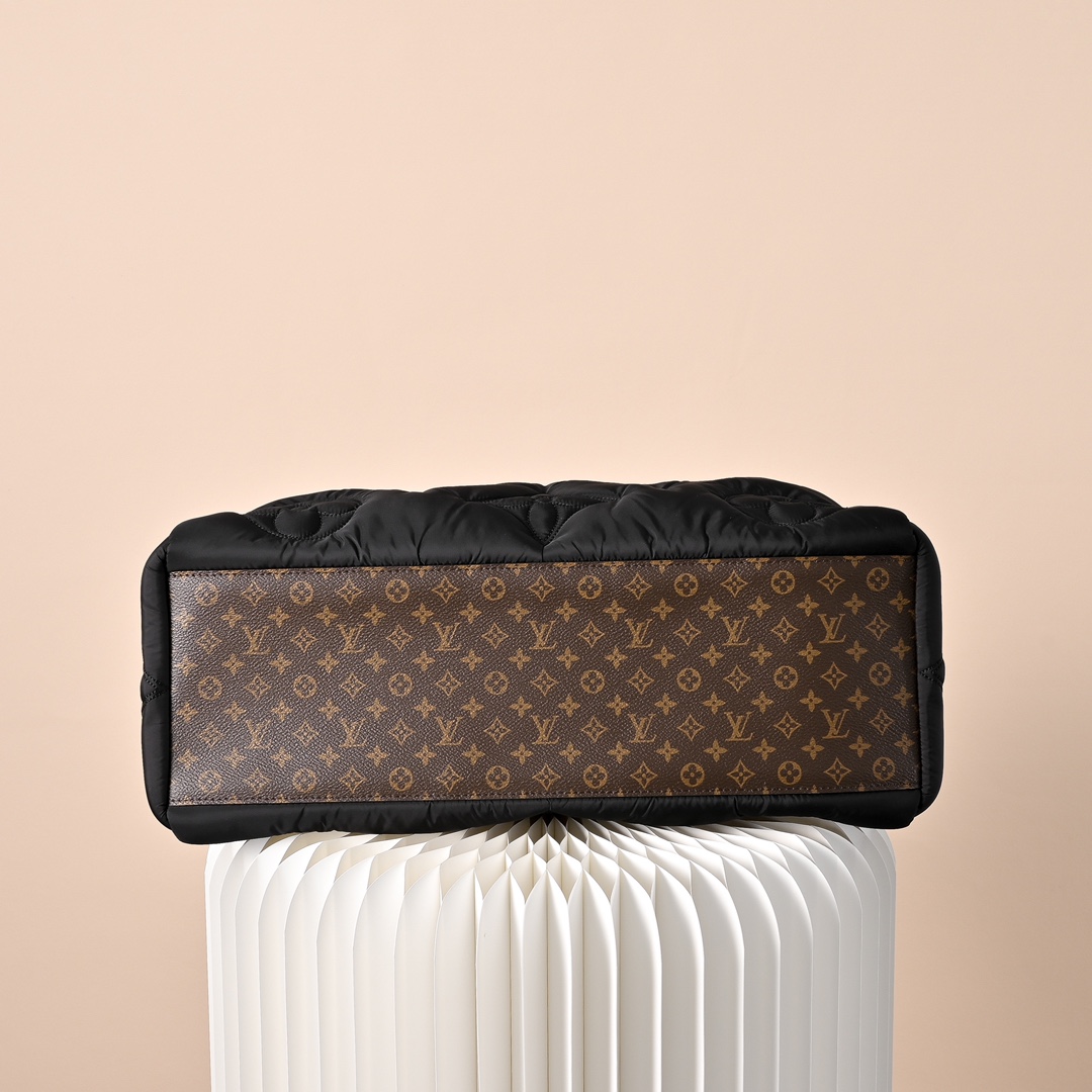 LV 一比一 女款 Pillow 托特包 黑色 壓紋設計 輕量大容量款| 7 LV 一比一 女款 Pillow 托特包 黑色 壓紋設計 輕量大容量款