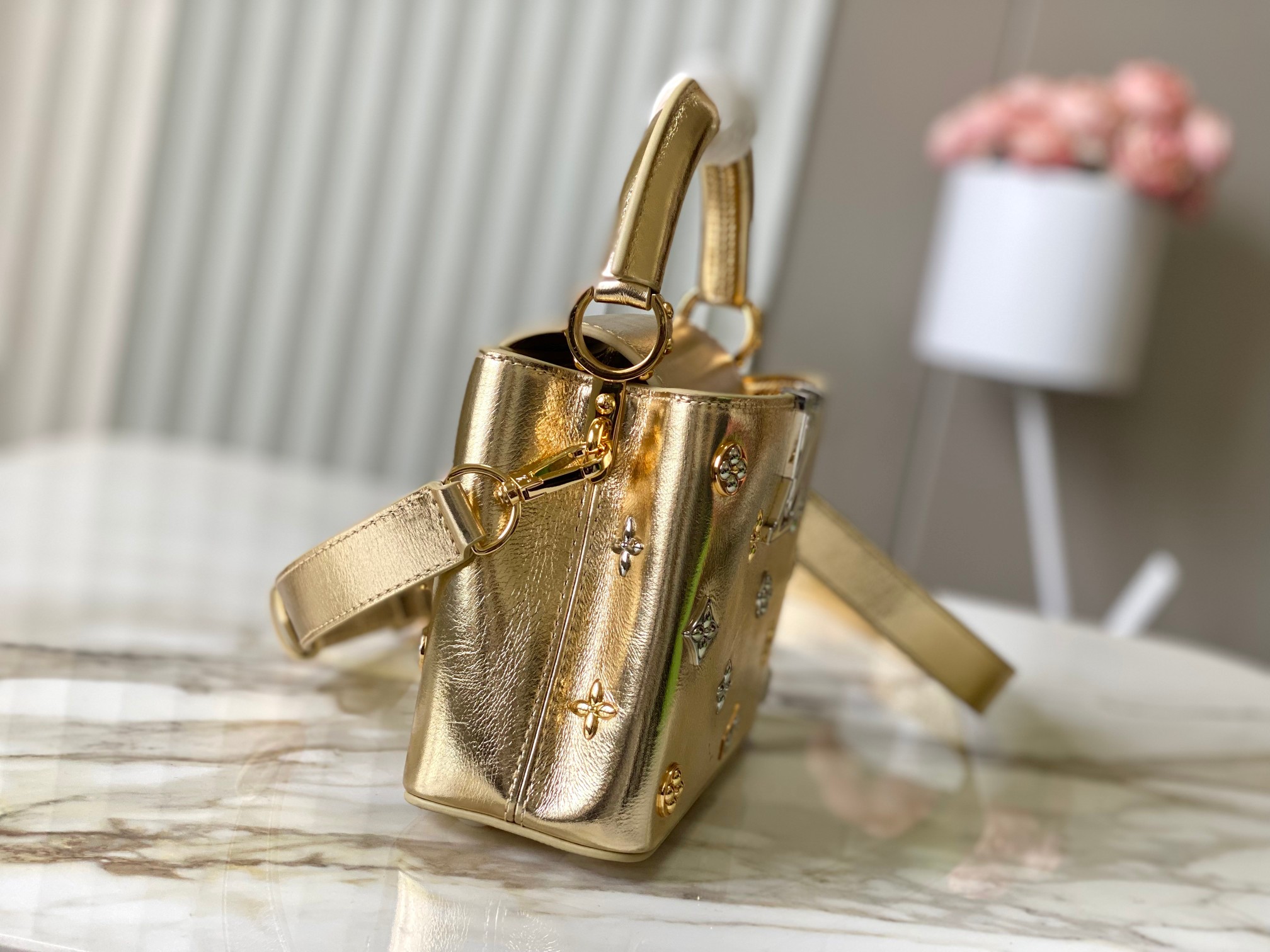 LV 原單 女款 Capucines 迷你手提包 金色金屬設計 高級氣質款| 14 LV 原單 女款 Capucines 迷你手提包 金色金屬設計 高級氣質款