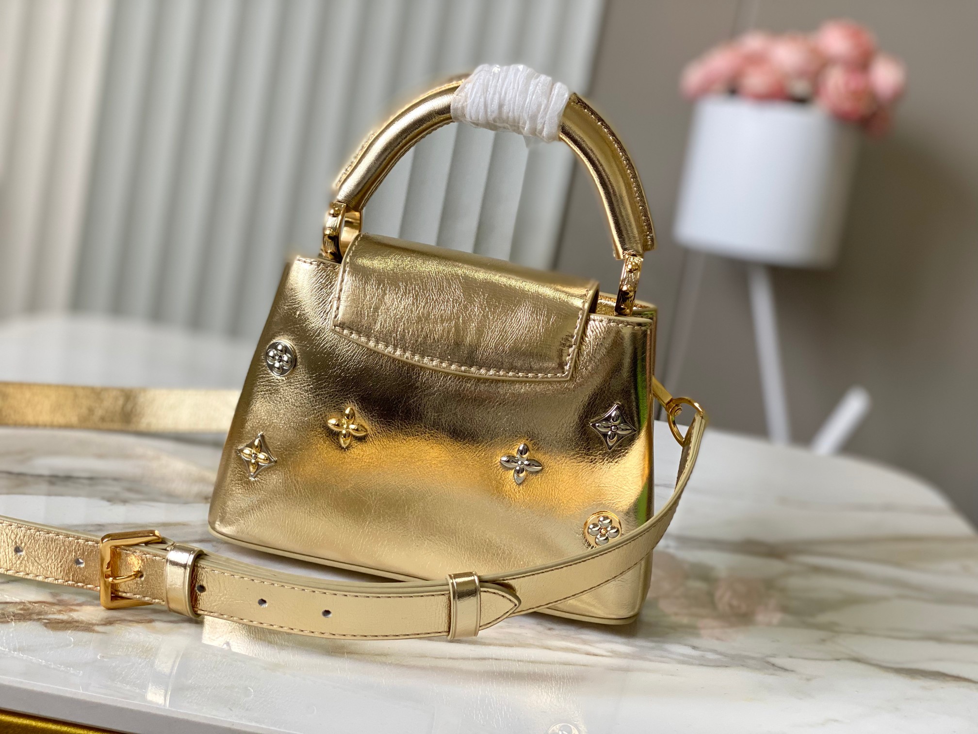 LV 原單 女款 Capucines 迷你手提包 金色金屬設計 高級氣質款| 13 LV 原單 女款 Capucines 迷你手提包 金色金屬設計 高級氣質款