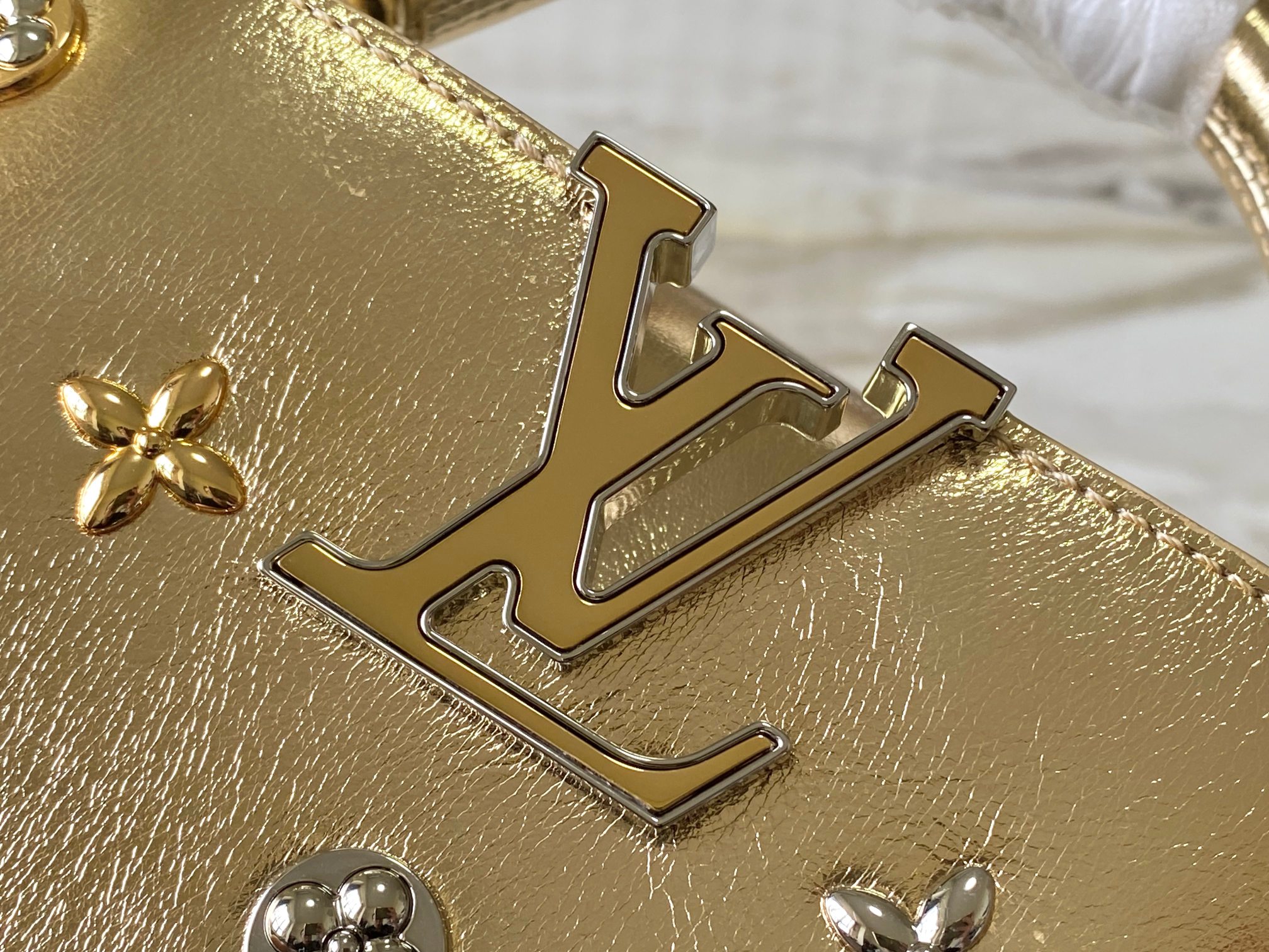LV 原單 女款 Capucines 迷你手提包 金色金屬設計 高級氣質款| 12 LV 原單 女款 Capucines 迷你手提包 金色金屬設計 高級氣質款