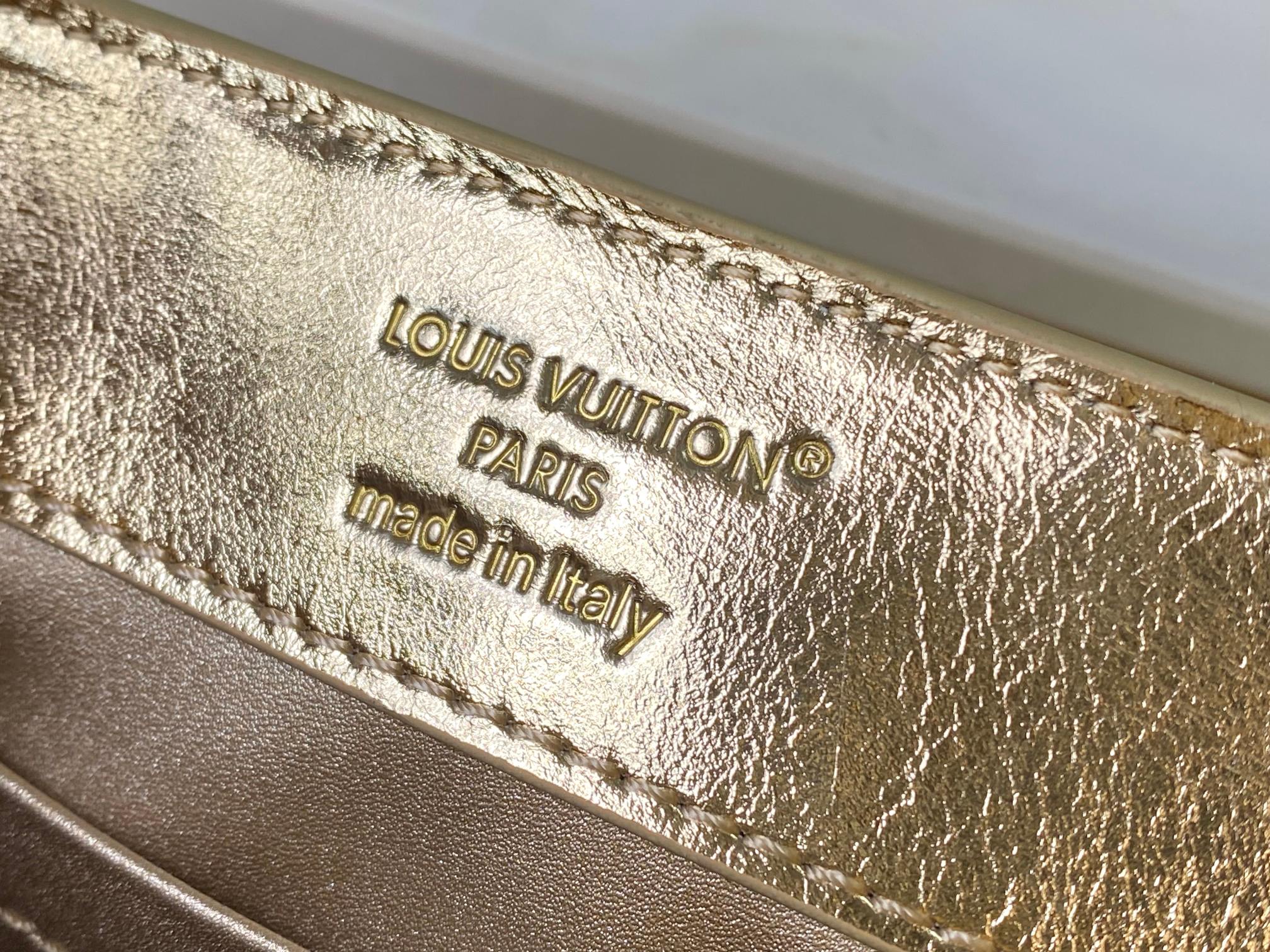 LV 原單 女款 Capucines 迷你手提包 金色金屬設計 高級氣質款| 8 LV 原單 女款 Capucines 迷你手提包 金色金屬設計 高級氣質款