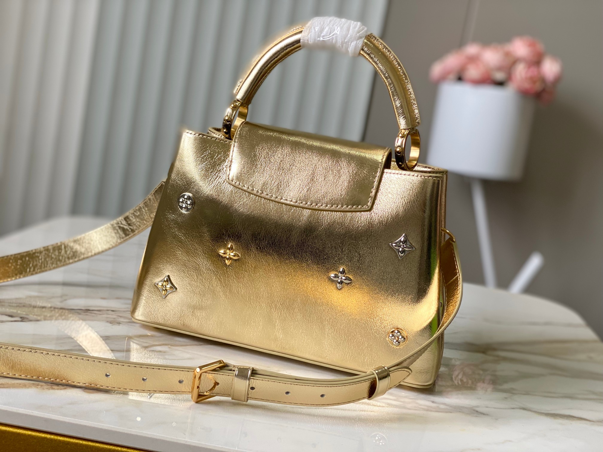 LV A貨 女款 Capucines 手提包 金色金屬款 大容量設計 氣質時尚款| 13 LV A貨 女款 Capucines 手提包 金色金屬款 大容量設計 氣質時尚款