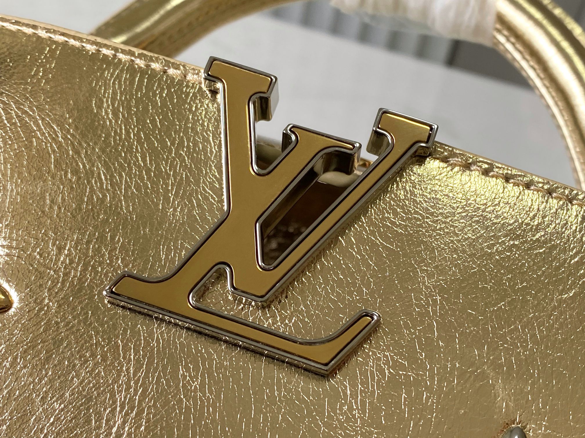 LV A貨 女款 Capucines 手提包 金色金屬款 大容量設計 氣質時尚款| 12 LV A貨 女款 Capucines 手提包 金色金屬款 大容量設計 氣質時尚款