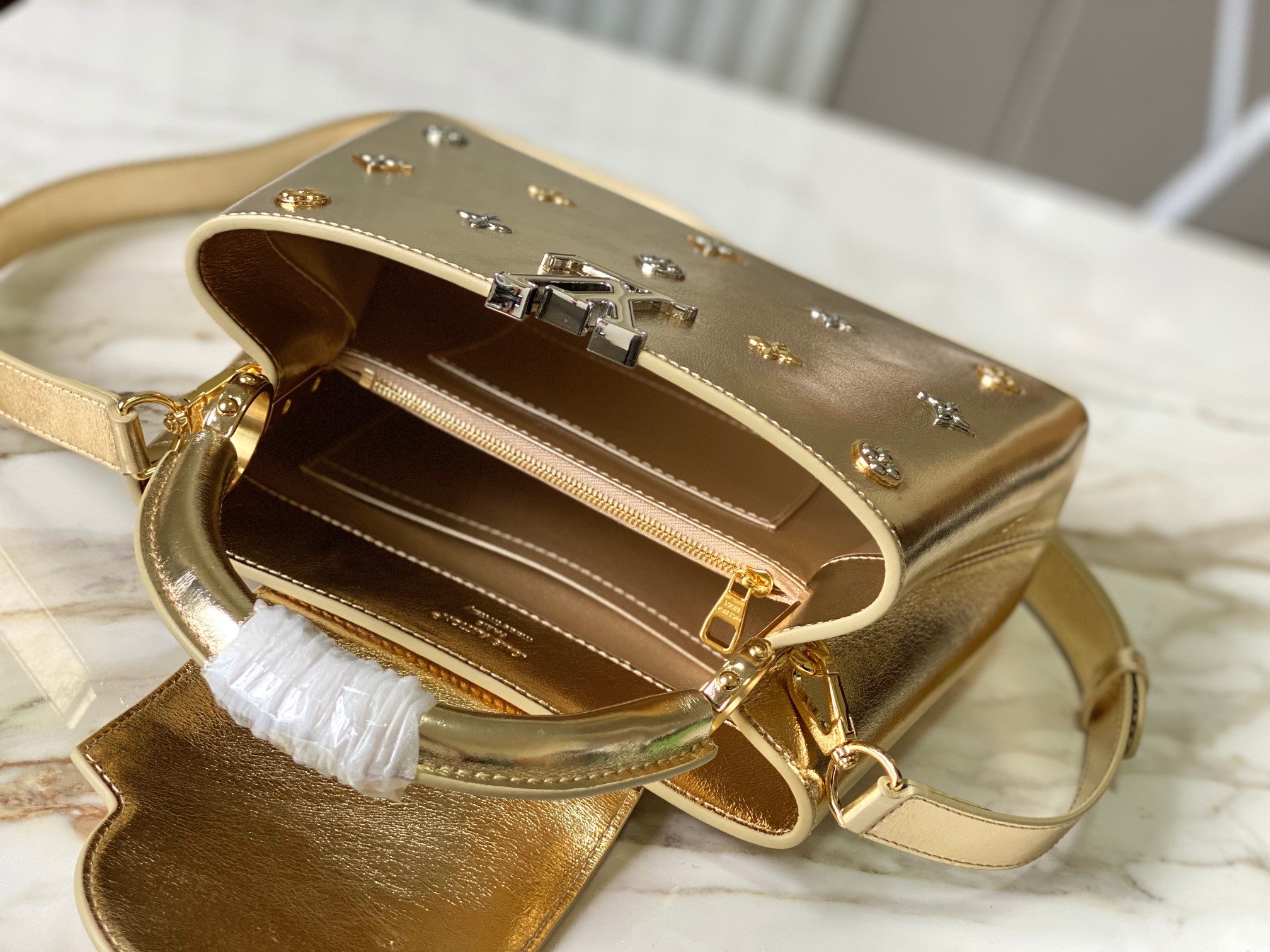 LV A貨 女款 Capucines 手提包 金色金屬款 大容量設計 氣質時尚款| 11 LV A貨 女款 Capucines 手提包 金色金屬款 大容量設計 氣質時尚款