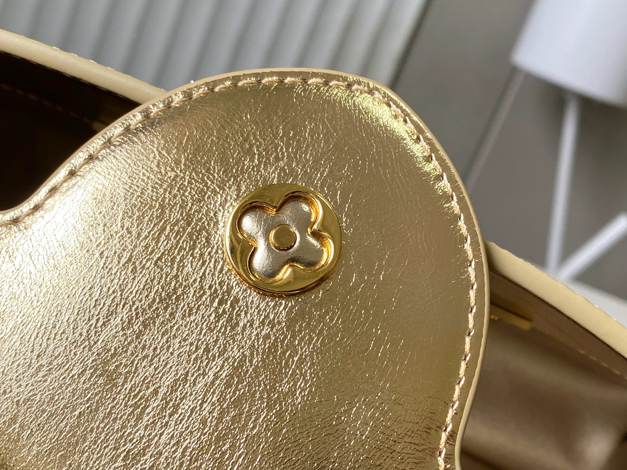 LV A貨 女款 Capucines 手提包 金色金屬款 大容量設計 氣質時尚款| 9 LV A貨 女款 Capucines 手提包 金色金屬款 大容量設計 氣質時尚款