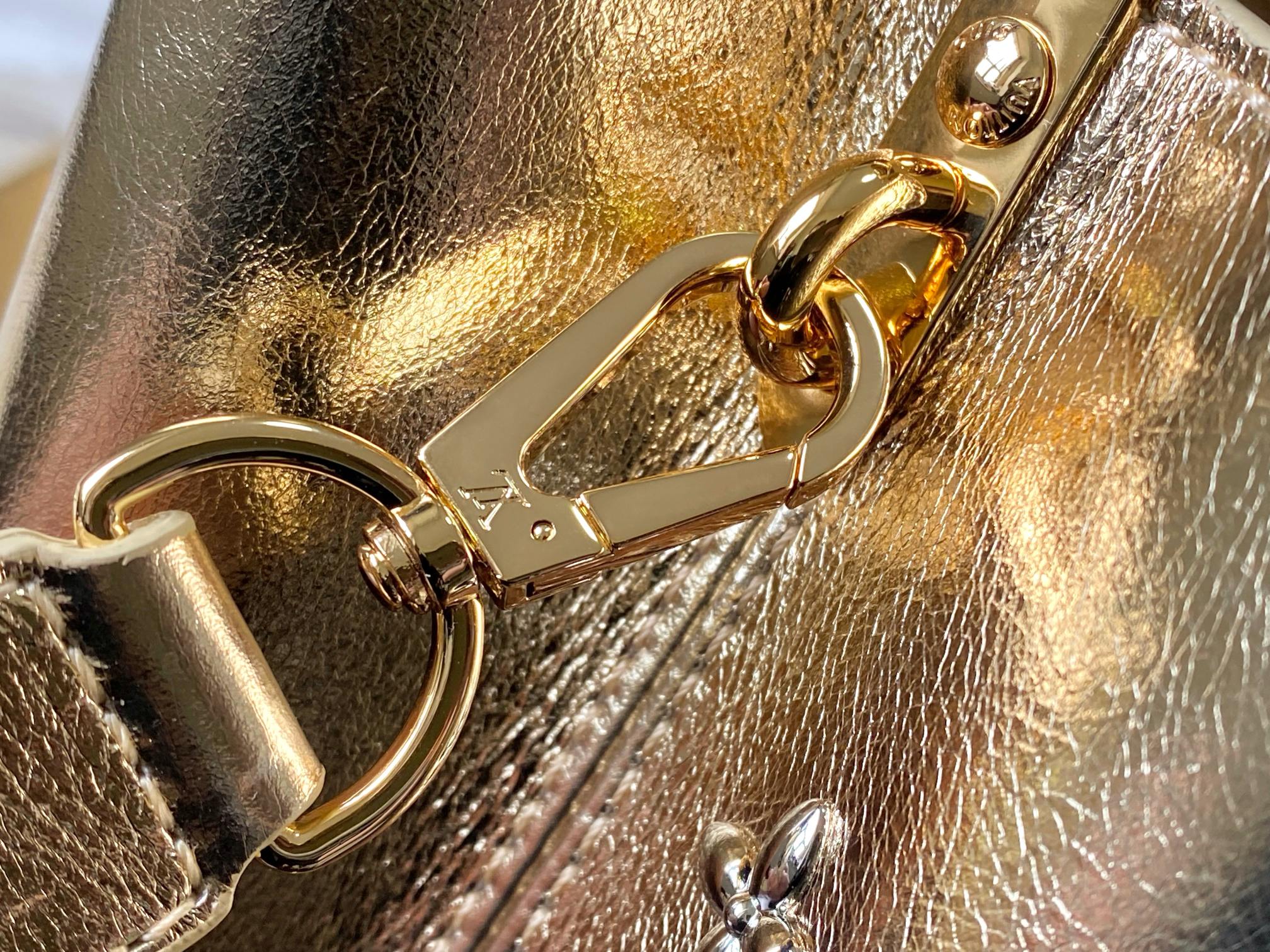 LV A貨 女款 Capucines 手提包 金色金屬款 大容量設計 氣質時尚款| 8 LV A貨 女款 Capucines 手提包 金色金屬款 大容量設計 氣質時尚款