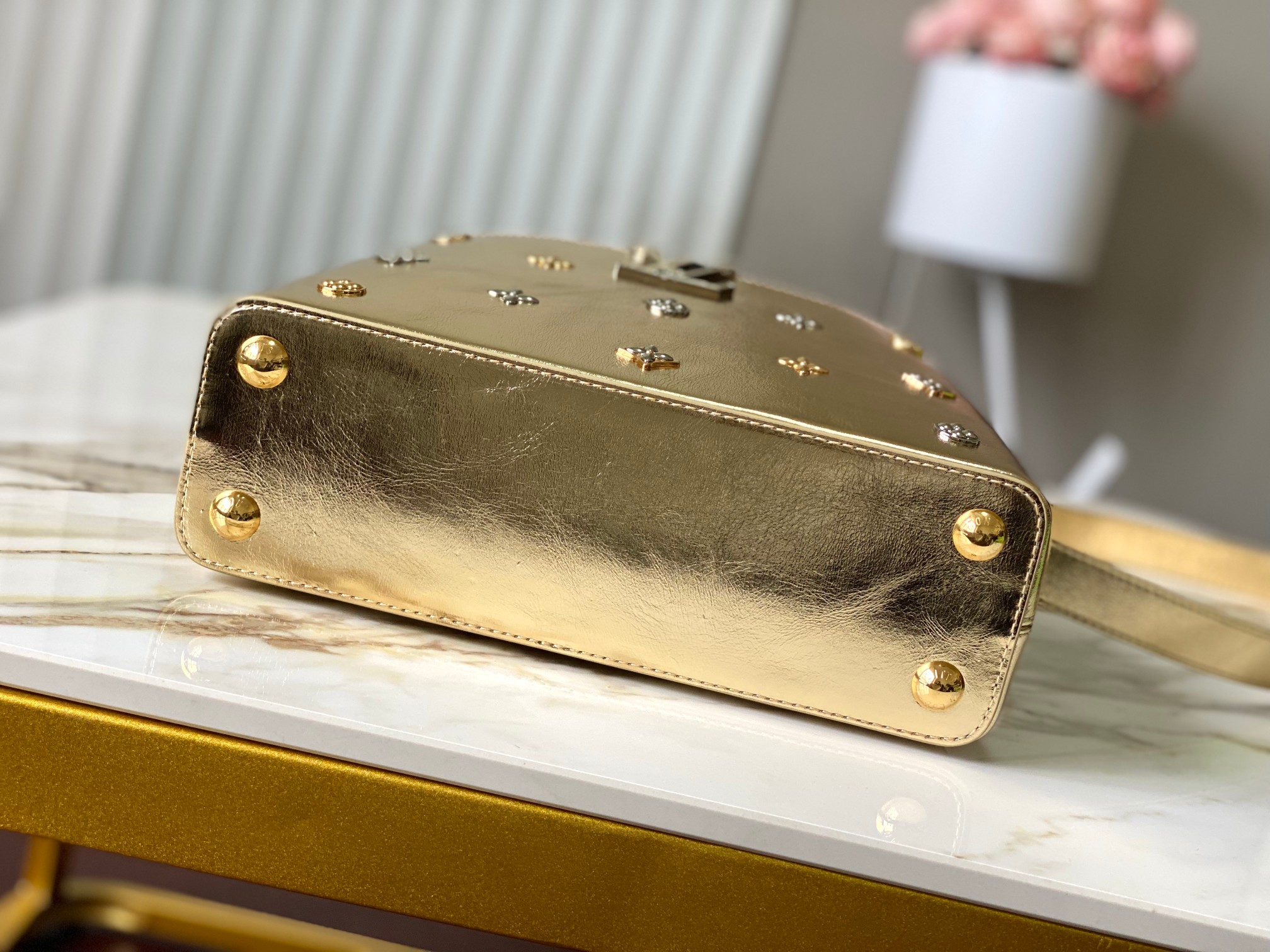 LV A貨 女款 Capucines 手提包 金色金屬款 大容量設計 氣質時尚款| 7 LV A貨 女款 Capucines 手提包 金色金屬款 大容量設計 氣質時尚款