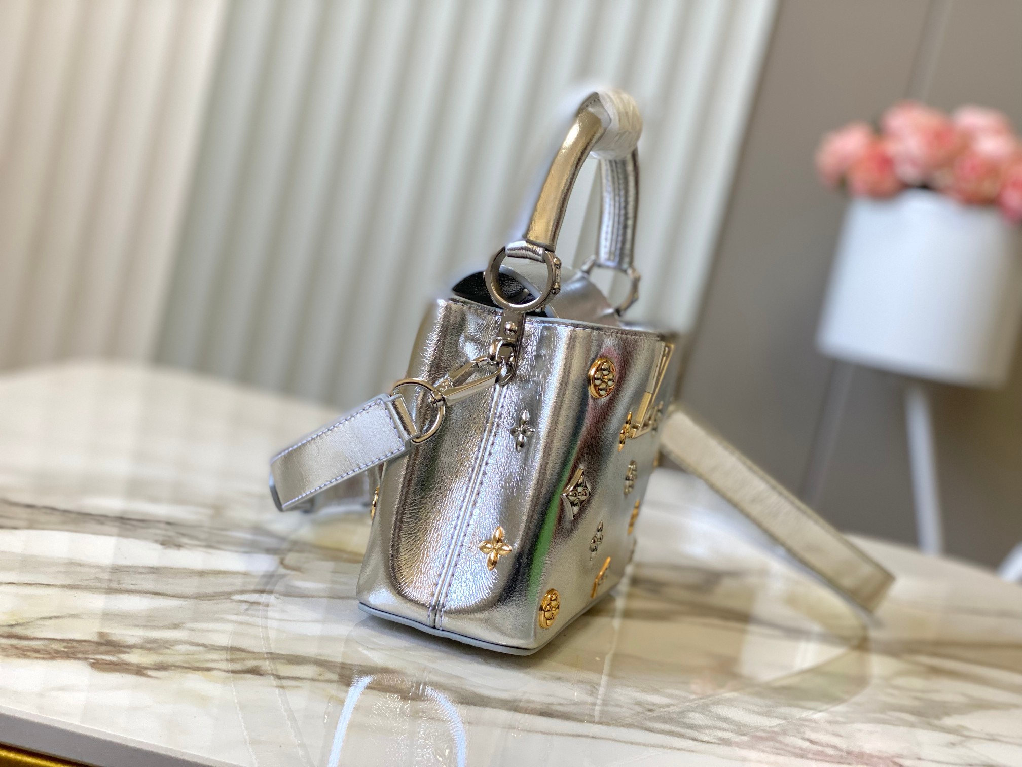LV 高仿 女款 Capucines 迷你手提包 銀色金屬款 時尚潮流設計| 14 LV 高仿 女款 Capucines 迷你手提包 銀色金屬款 時尚潮流設計