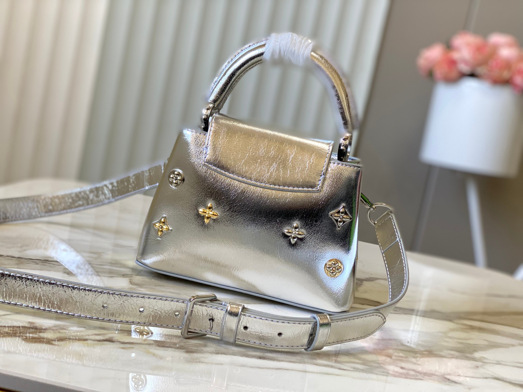 LV 高仿 女款 Capucines 迷你手提包 銀色金屬款 時尚潮流設計| 13 LV 高仿 女款 Capucines 迷你手提包 銀色金屬款 時尚潮流設計