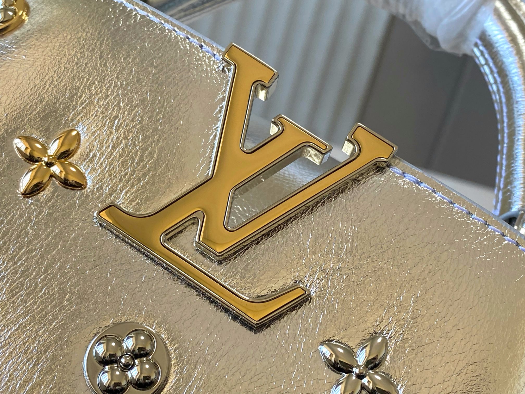 LV 高仿 女款 Capucines 迷你手提包 銀色金屬款 時尚潮流設計| 12 LV 高仿 女款 Capucines 迷你手提包 銀色金屬款 時尚潮流設計