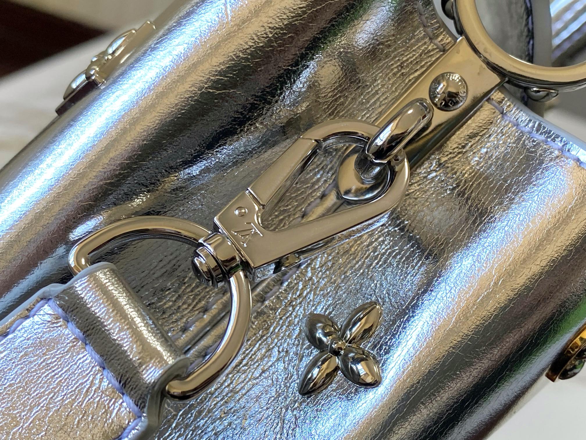 LV 高仿 女款 Capucines 迷你手提包 銀色金屬款 時尚潮流設計| 10 LV 高仿 女款 Capucines 迷你手提包 銀色金屬款 時尚潮流設計