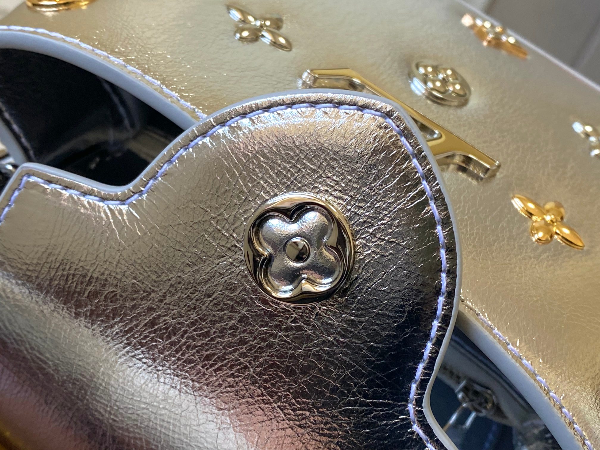 LV 高仿 女款 Capucines 迷你手提包 銀色金屬款 時尚潮流設計| 8 LV 高仿 女款 Capucines 迷你手提包 銀色金屬款 時尚潮流設計