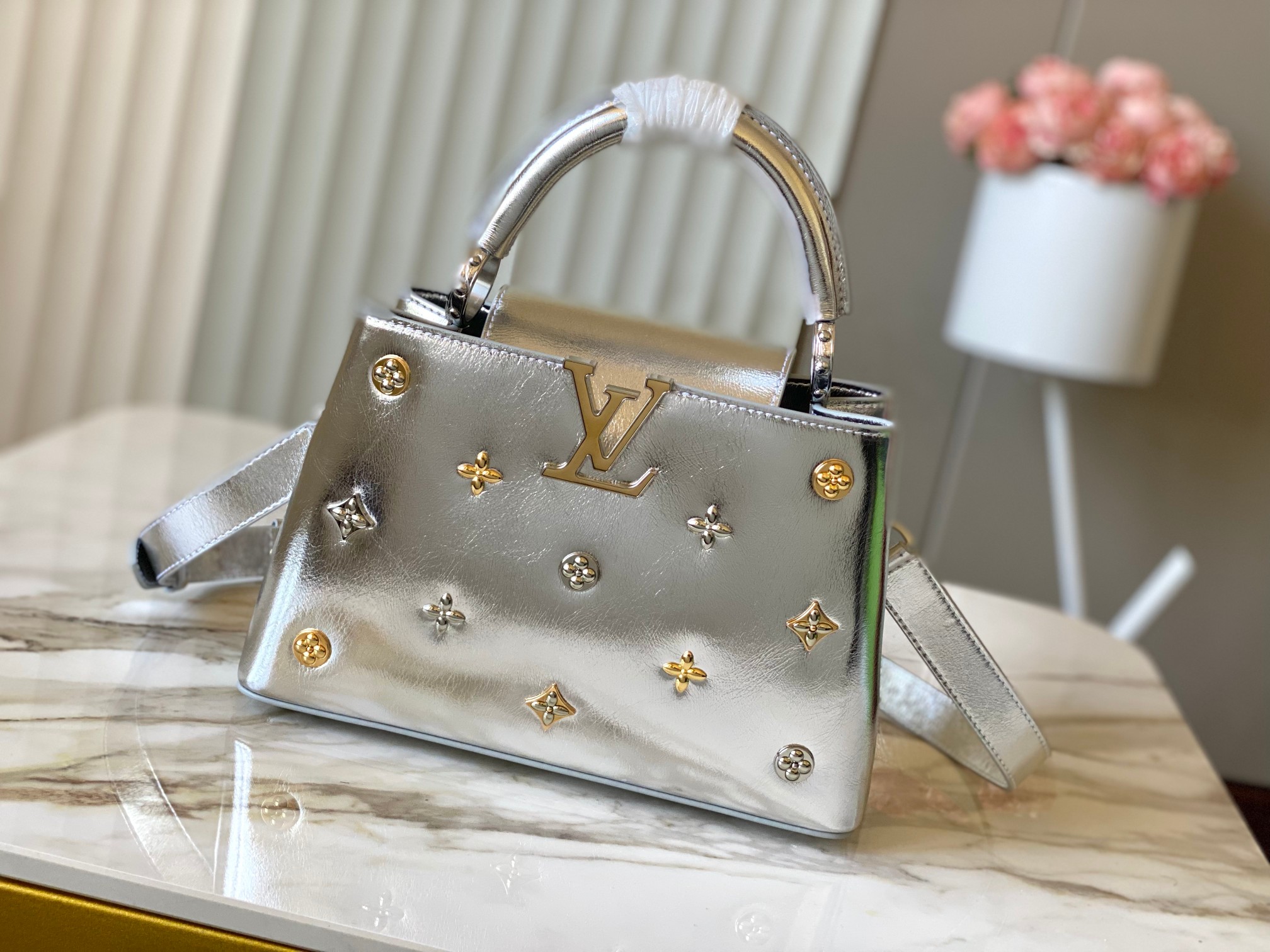 LV 原單 女款 Pillow 托特包 銀色金屬光澤 大容量設計 時尚通勤款