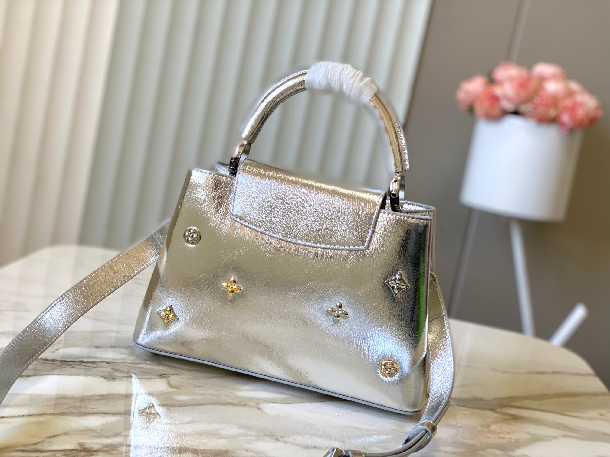 LV 原單 女款 Pillow 托特包 銀色金屬光澤 大容量設計 時尚通勤款| 13 LV 原單 女款 Pillow 托特包 銀色金屬光澤 大容量設計 時尚通勤款