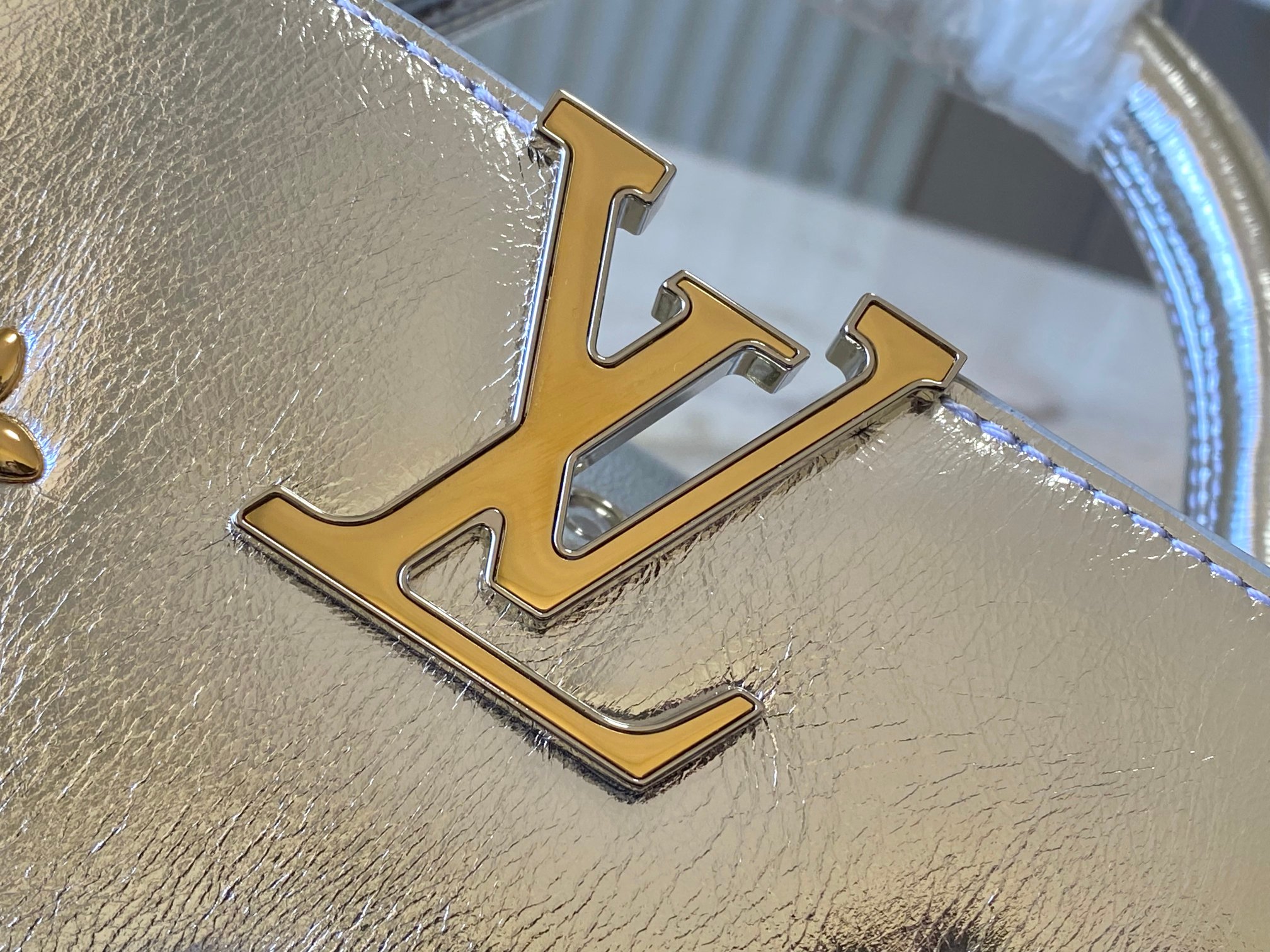LV 原單 女款 Pillow 托特包 銀色金屬光澤 大容量設計 時尚通勤款| 12 LV 原單 女款 Pillow 托特包 銀色金屬光澤 大容量設計 時尚通勤款