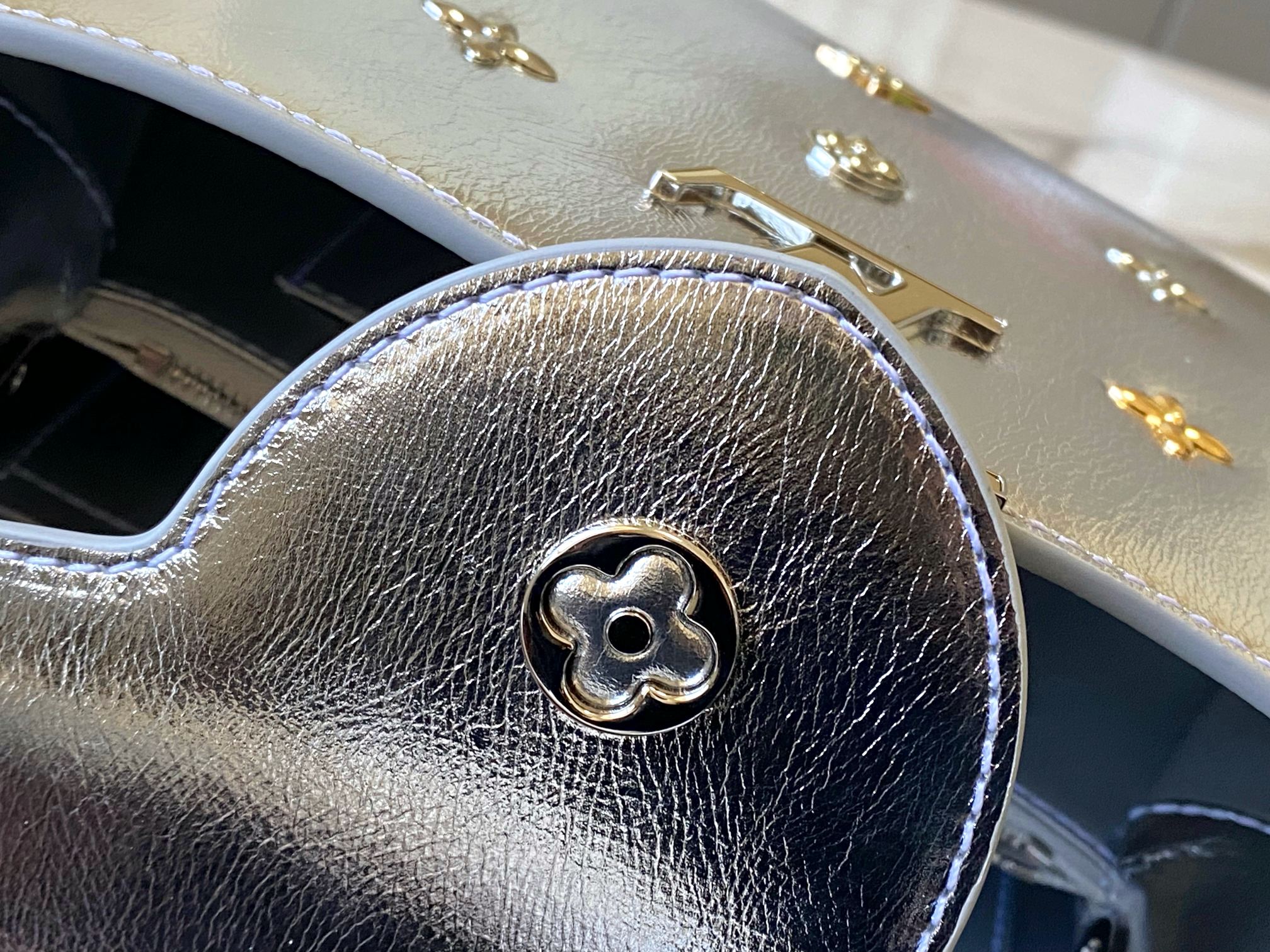 LV 原單 女款 Pillow 托特包 銀色金屬光澤 大容量設計 時尚通勤款| 11 LV 原單 女款 Pillow 托特包 銀色金屬光澤 大容量設計 時尚通勤款
