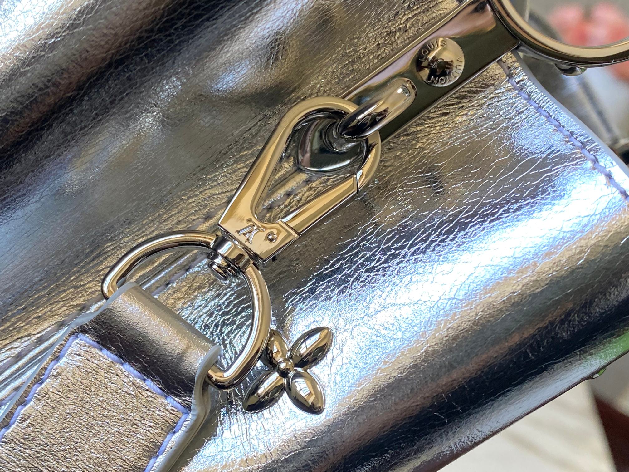 LV 原單 女款 Pillow 托特包 銀色金屬光澤 大容量設計 時尚通勤款| 8 LV 原單 女款 Pillow 托特包 銀色金屬光澤 大容量設計 時尚通勤款