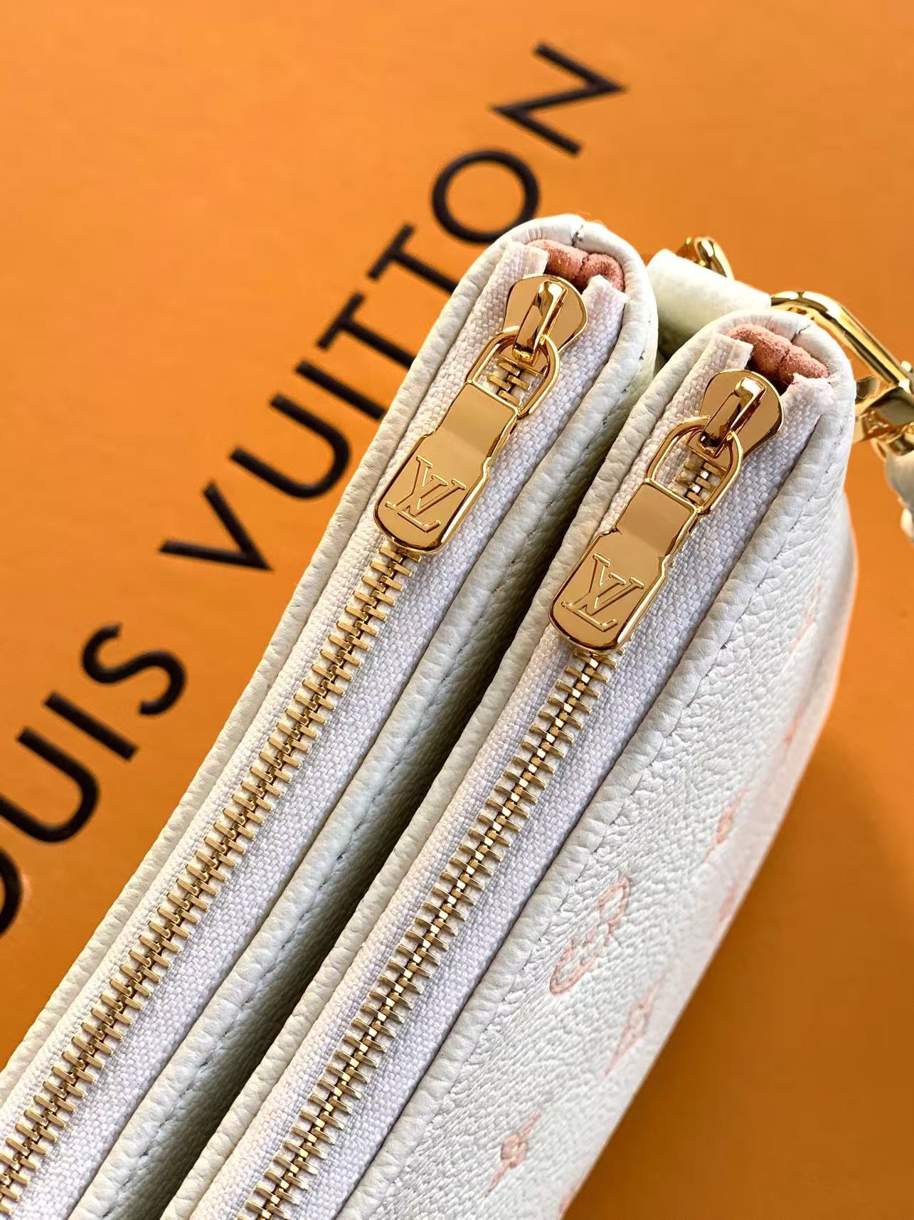 LV 公分 女款 鏈條腋下包 白色壓紋皮革 優雅百搭款| 10 LV 公分 女款 鏈條腋下包 白色壓紋皮革 優雅百搭款