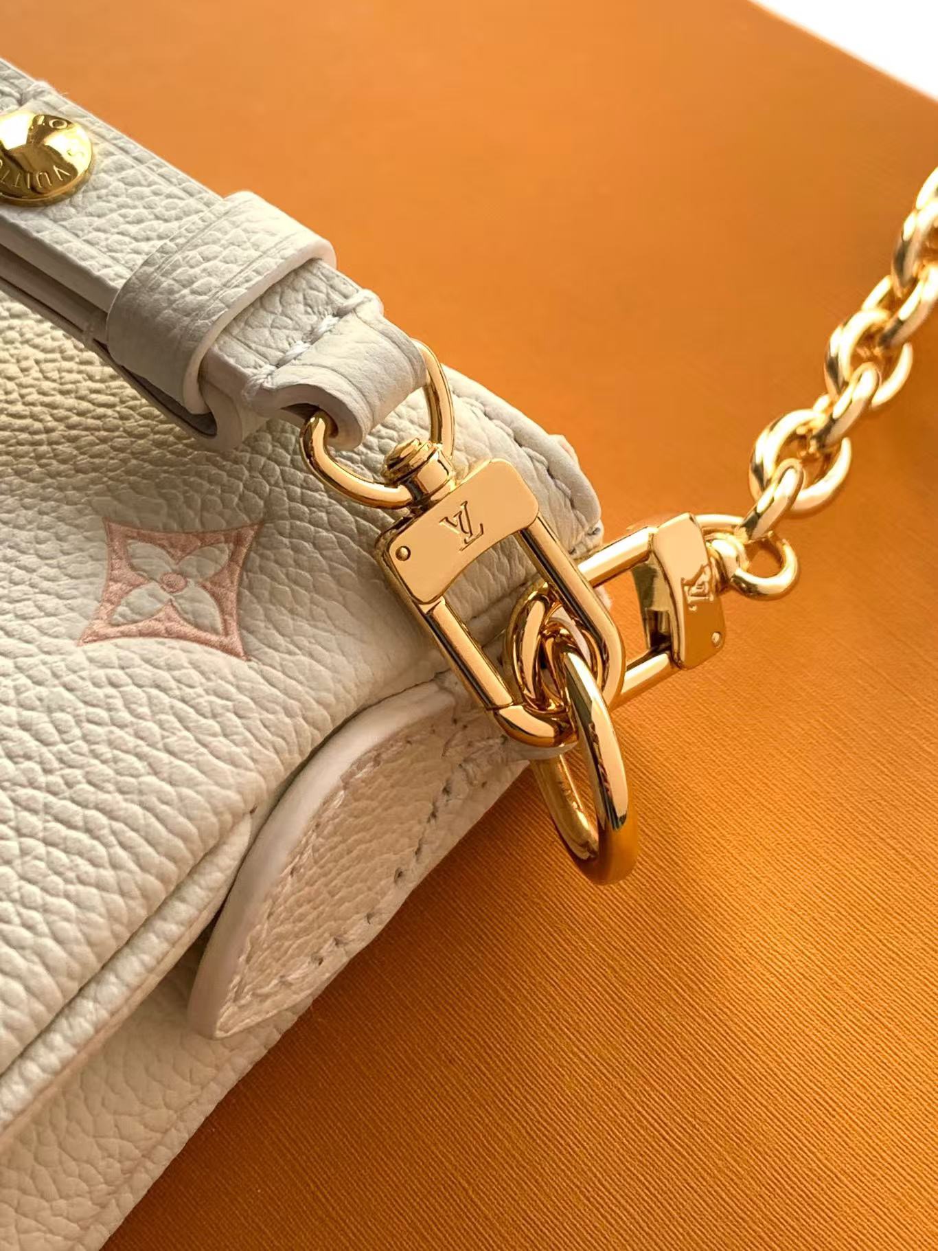 LV 公分 女款 鏈條腋下包 白色壓紋皮革 優雅百搭款| 9 LV 公分 女款 鏈條腋下包 白色壓紋皮革 優雅百搭款