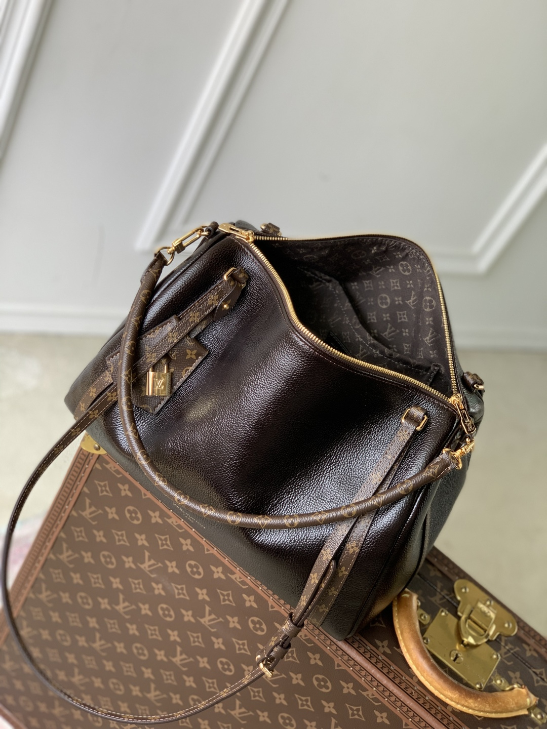 LV 高仿 女款 黑色手提包 經典簡約設計 高級質感款| 7 LV 高仿 女款 黑色手提包 經典簡約設計 高級質感款