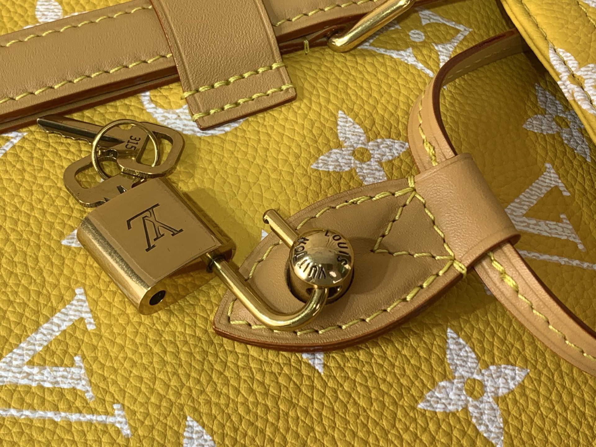 LV 高仿 女款 後背包 黃色印花設計 潮流大容量款| 16 LV 高仿 女款 後背包 黃色印花設計 潮流大容量款