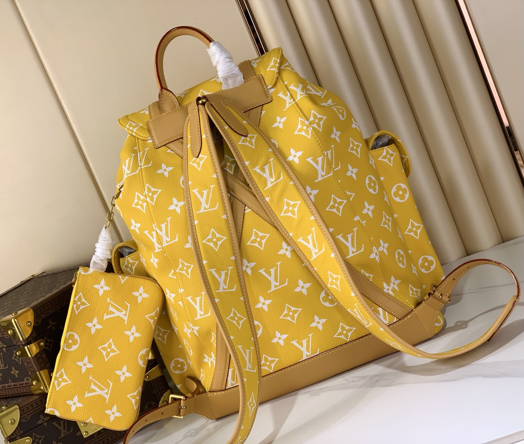 LV 高仿 女款 後背包 黃色印花設計 潮流大容量款| 13 LV 高仿 女款 後背包 黃色印花設計 潮流大容量款