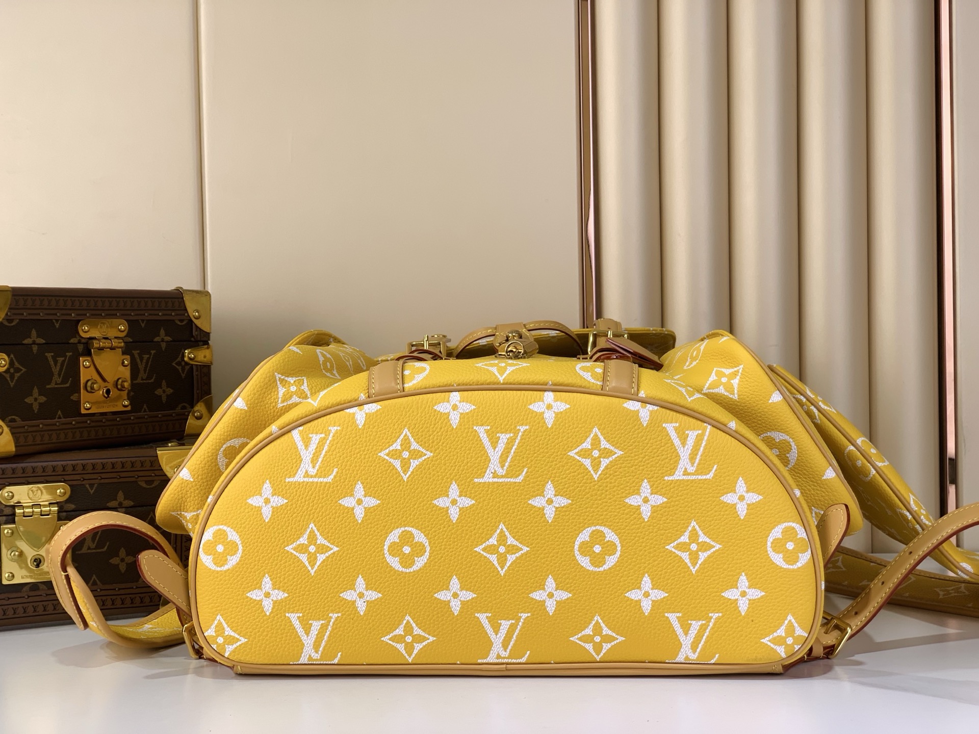 LV 高仿 女款 後背包 黃色印花設計 潮流大容量款| 12 LV 高仿 女款 後背包 黃色印花設計 潮流大容量款