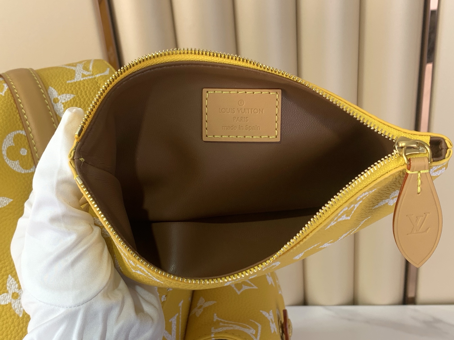LV 高仿 女款 後背包 黃色印花設計 潮流大容量款| 9 LV 高仿 女款 後背包 黃色印花設計 潮流大容量款