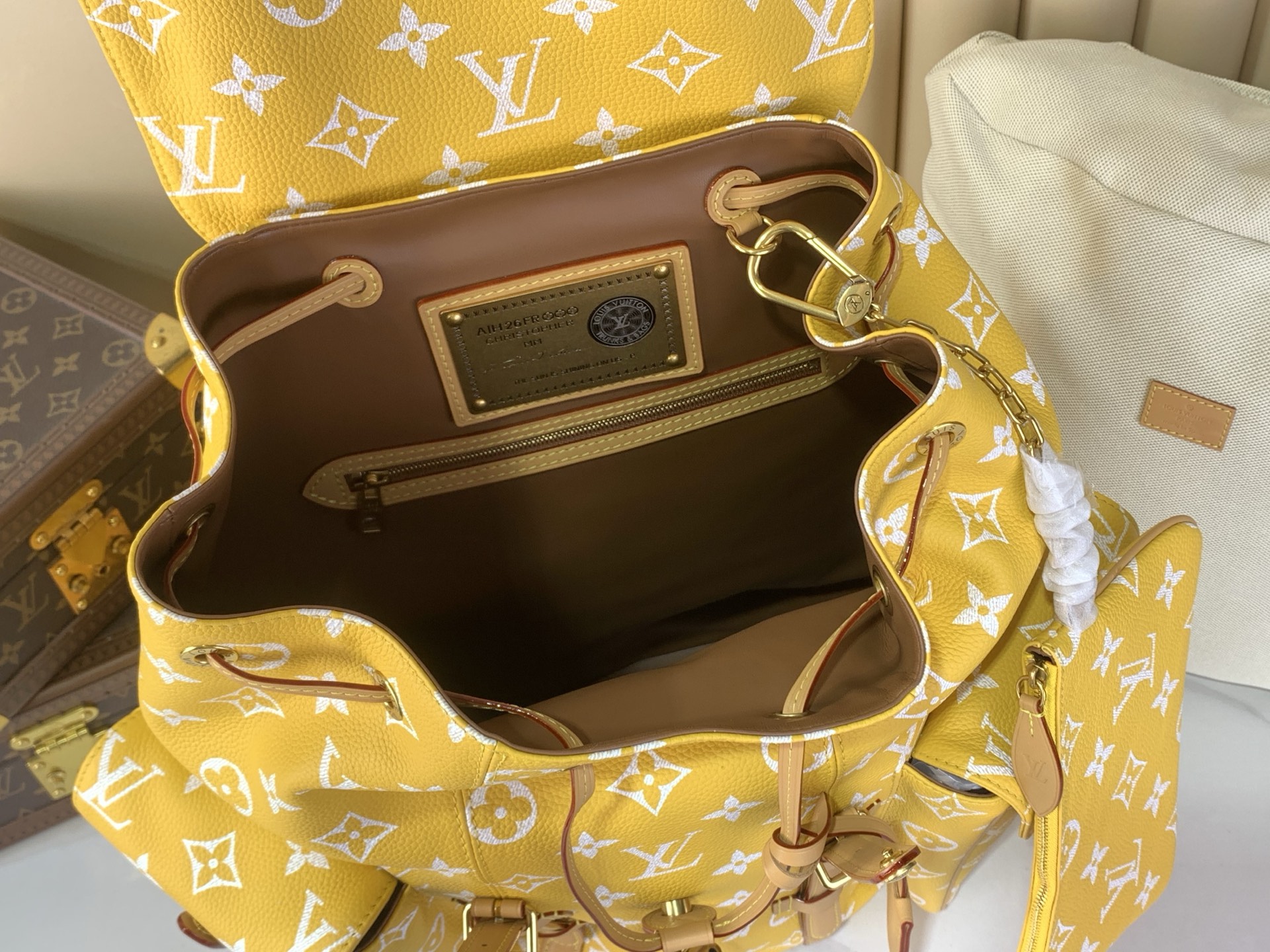 LV 高仿 女款 後背包 黃色印花設計 潮流大容量款| 7 LV 高仿 女款 後背包 黃色印花設計 潮流大容量款