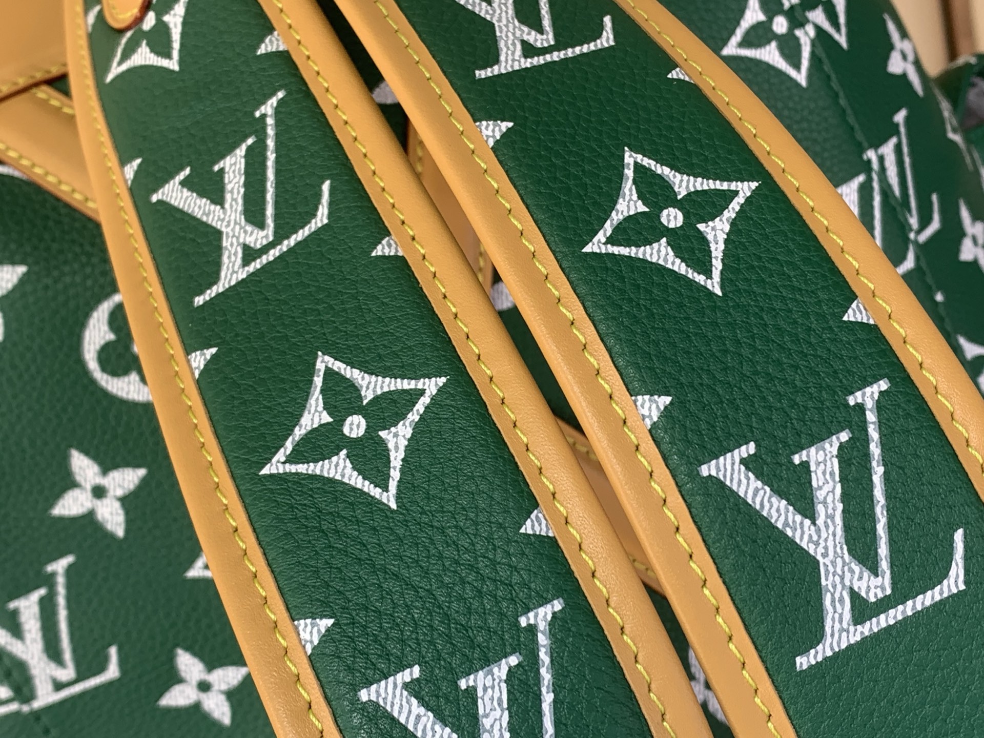 LV A貨 女款 後背包 绿色經典老花設計 多口袋大容量款| 17 LV A貨 女款 後背包 绿色經典老花設計 多口袋大容量款
