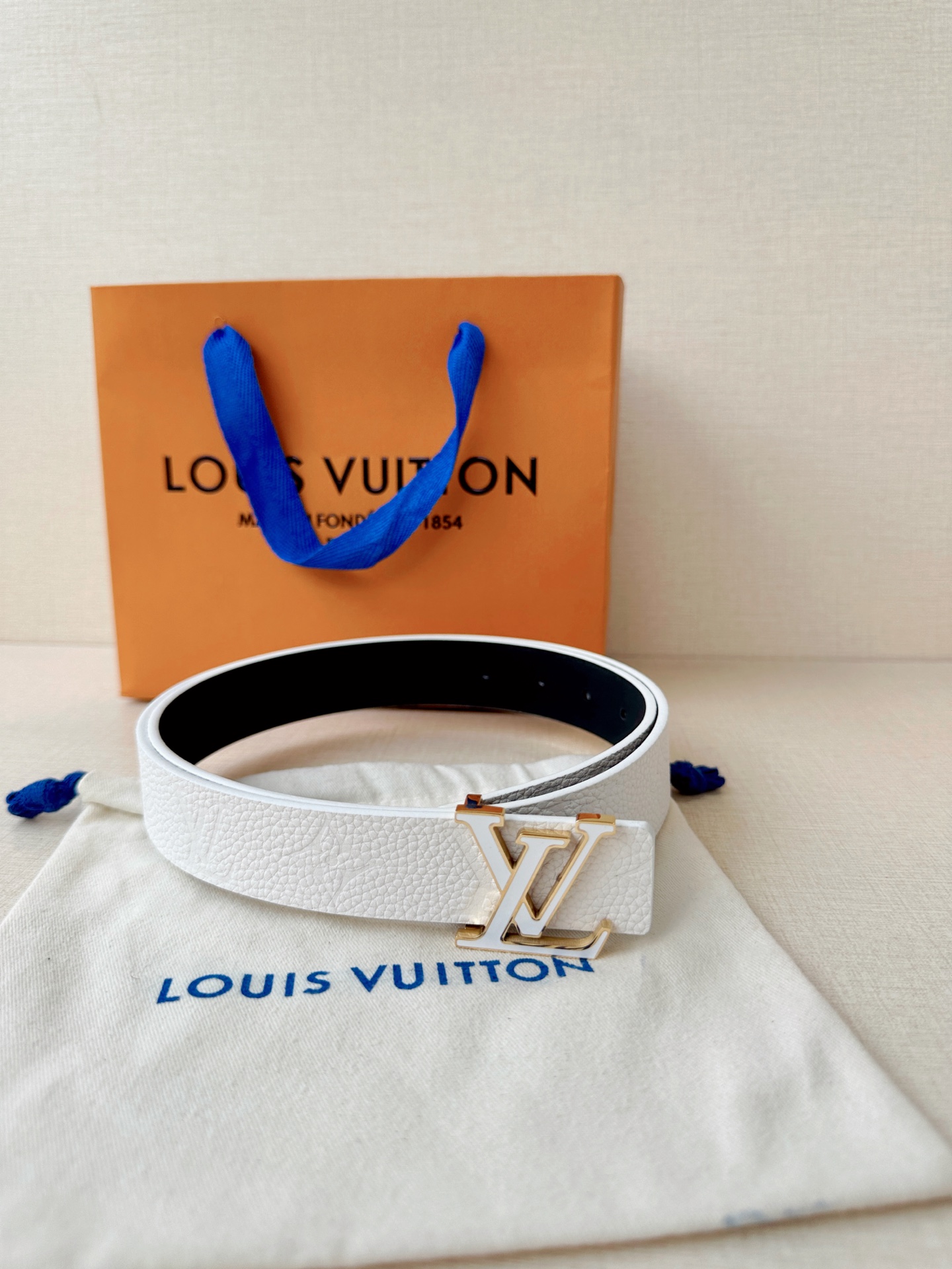 LV 高仿 男款 白色LV扣皮帶 簡約清爽設計 夏季百搭款| 10 LV 高仿 男款 白色LV扣皮帶 簡約清爽設計 夏季百搭款