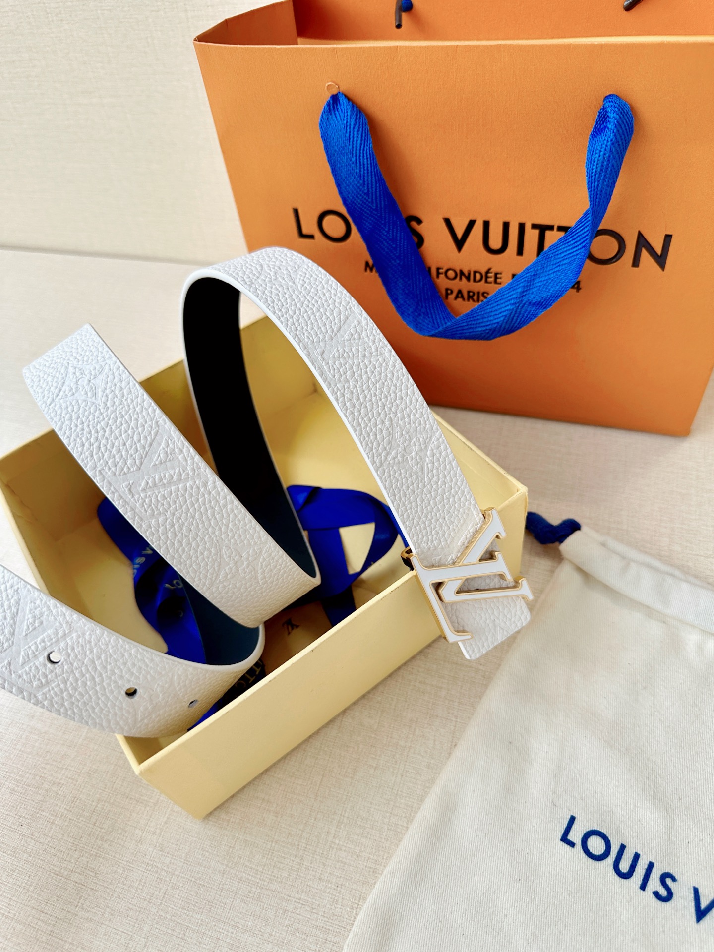 LV 高仿 男款 白色LV扣皮帶 簡約清爽設計 夏季百搭款| 9 LV 高仿 男款 白色LV扣皮帶 簡約清爽設計 夏季百搭款