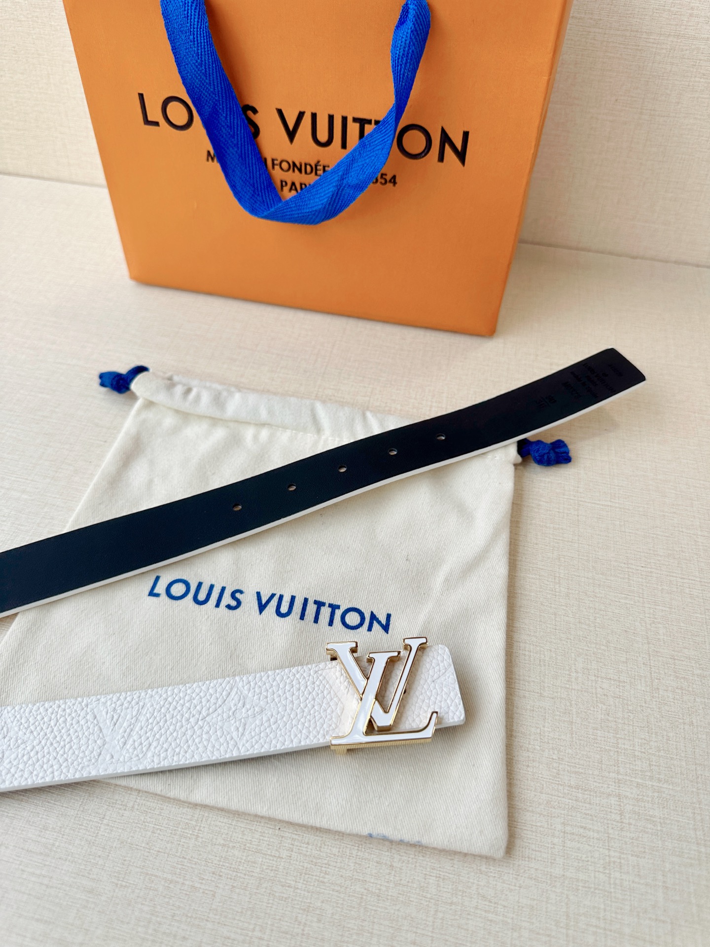 LV 高仿 男款 白色LV扣皮帶 簡約清爽設計 夏季百搭款| 8 LV 高仿 男款 白色LV扣皮帶 簡約清爽設計 夏季百搭款