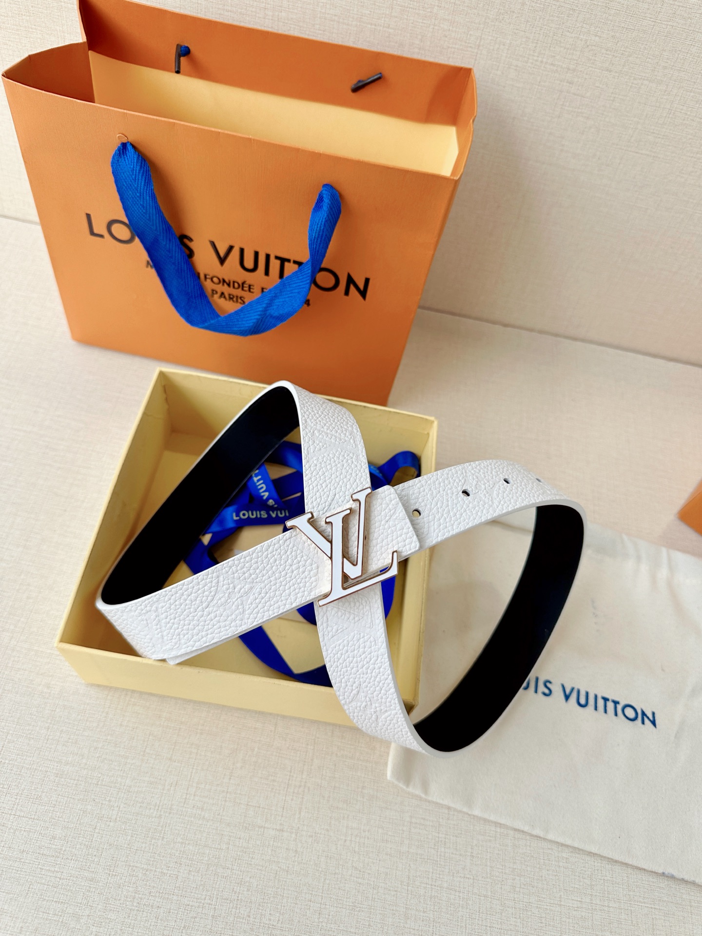 LV 高仿 男款 白色LV扣皮帶 簡約清爽設計 夏季百搭款| 7 LV 高仿 男款 白色LV扣皮帶 簡約清爽設計 夏季百搭款